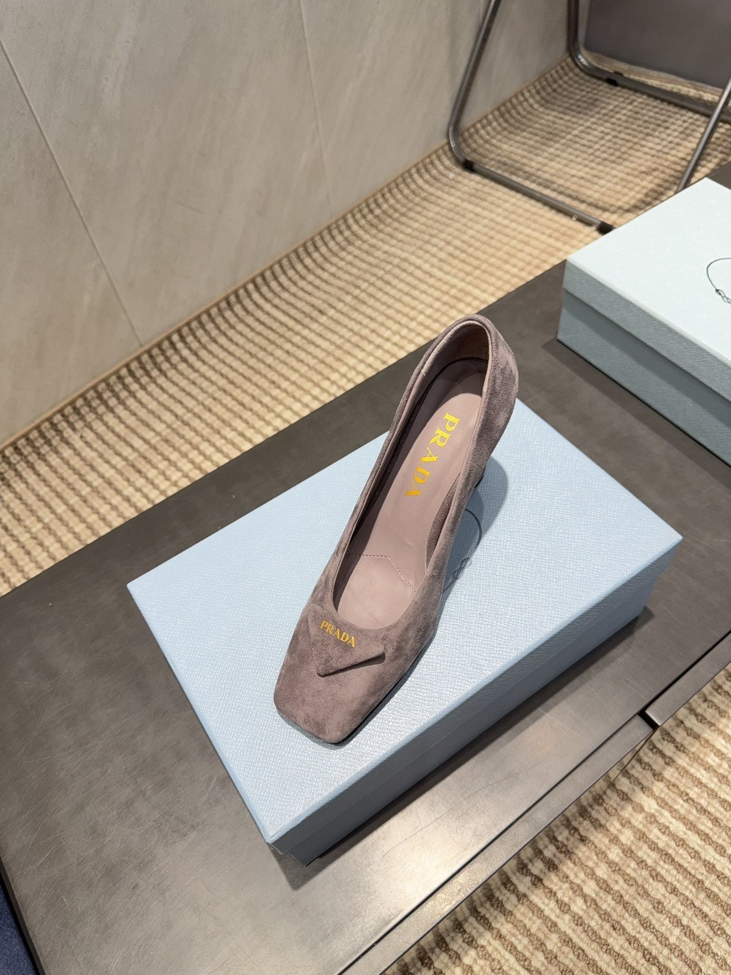 ЖІНОЧІ ТУФЛІ PRADA 26S НА ВИСОКИХ ПІДБОРАХ 85 ММ ІЗ ЗАГОСТРЕНИМ КВАДРАТНИМ НОСКОМ З КОРИЧНЕВОЇ ЗАМШІ КОЛЬОРУ «ТАУП» З ЛОГОТИПОМ