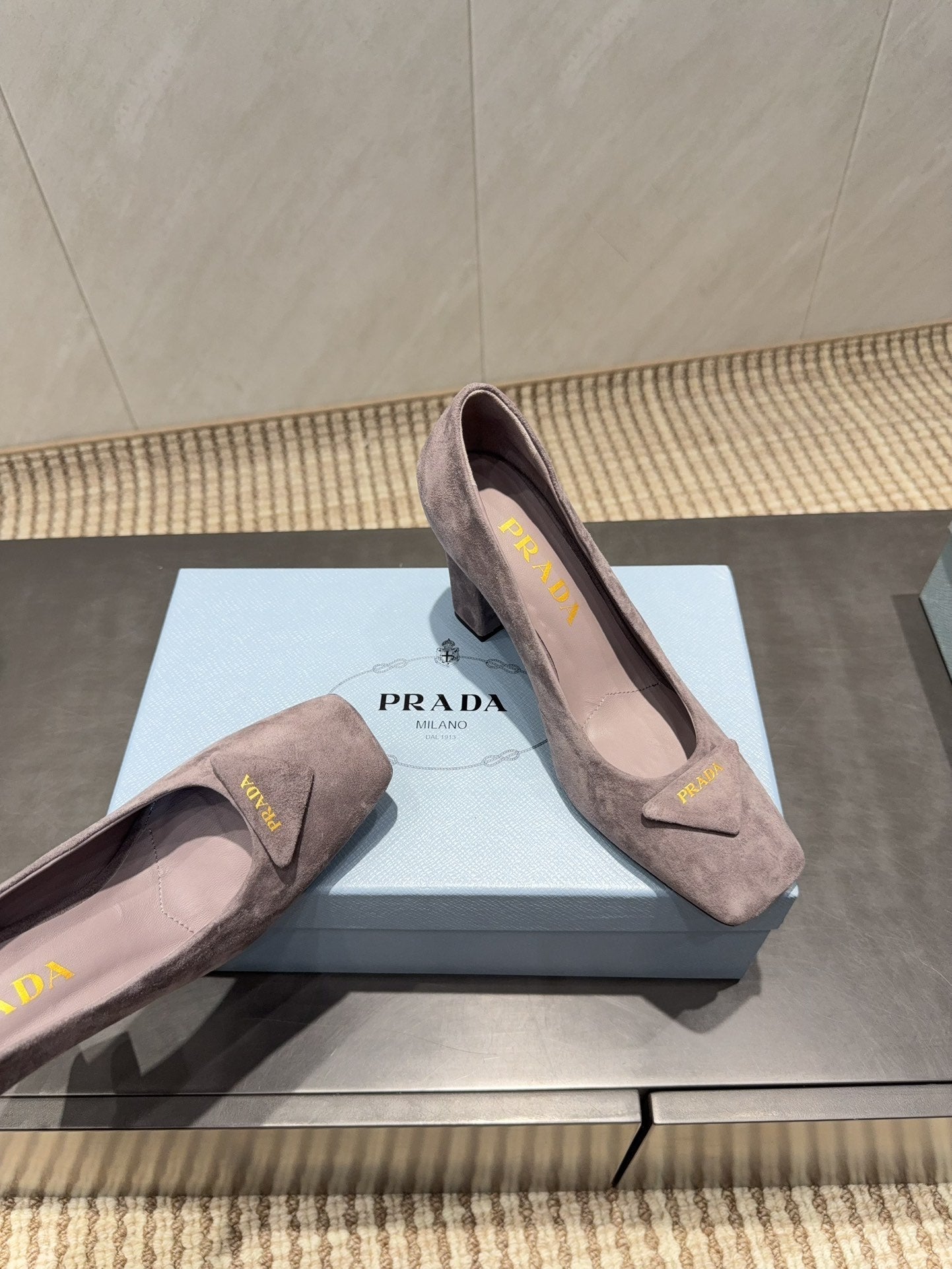 ЖІНОЧІ ТУФЛІ PRADA 26S НА ВИСОКИХ ПІДБОРАХ 85 ММ ІЗ ЗАГОСТРЕНИМ КВАДРАТНИМ НОСКОМ З КОРИЧНЕВОЇ ЗАМШІ КОЛЬОРУ «ТАУП» З ЛОГОТИПОМ