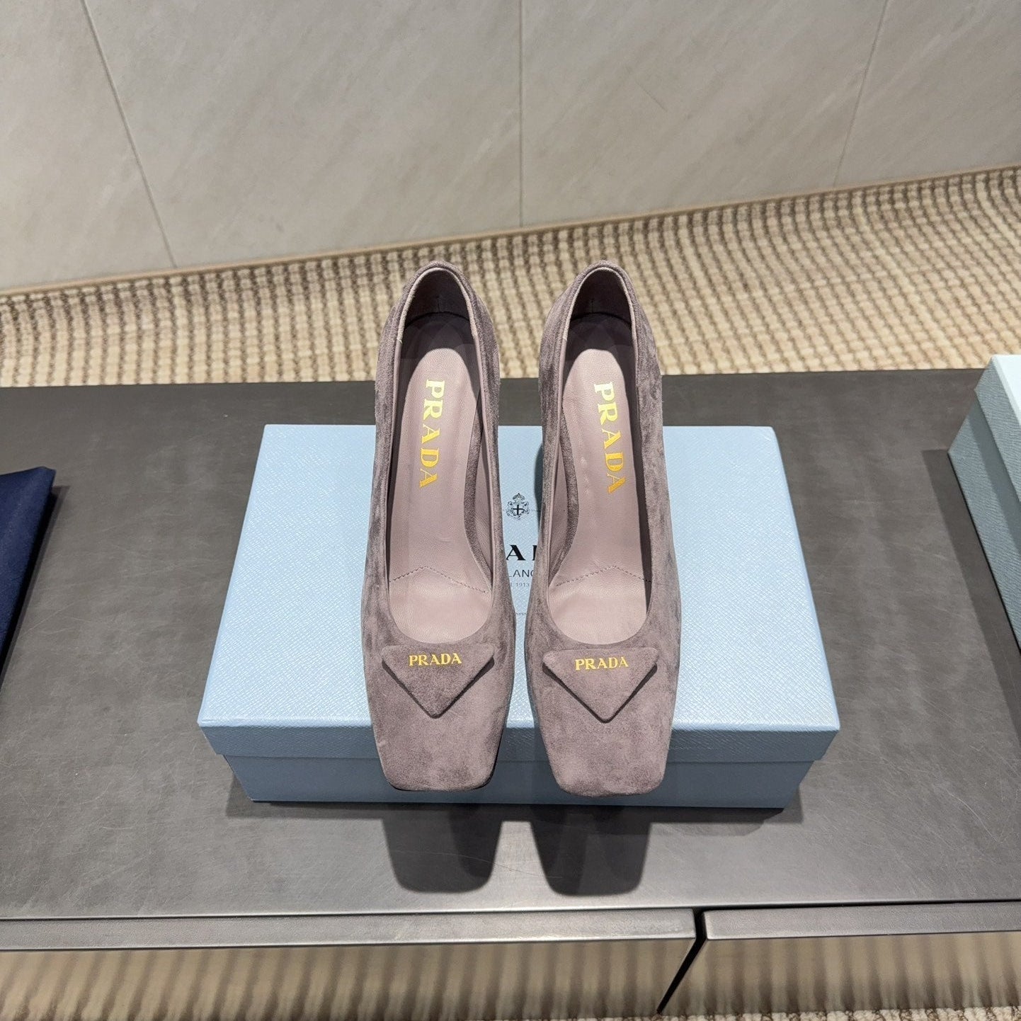 ЖІНОЧІ ТУФЛІ PRADA 26S НА ВИСОКИХ ПІДБОРАХ 85 ММ ІЗ ЗАГОСТРЕНИМ КВАДРАТНИМ НОСКОМ З КОРИЧНЕВОЇ ЗАМШІ КОЛЬОРУ «ТАУП» З ЛОГОТИПОМ