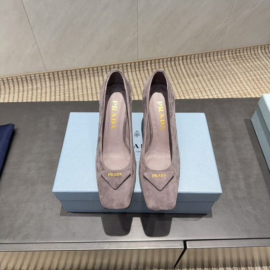 ЖІНОЧІ ТУФЛІ PRADA 26S НА ВИСОКИХ ПІДБОРАХ 85 ММ ІЗ ЗАГОСТРЕНИМ КВАДРАТНИМ НОСКОМ З КОРИЧНЕВОЇ ЗАМШІ КОЛЬОРУ «ТАУП» З ЛОГОТИПОМ