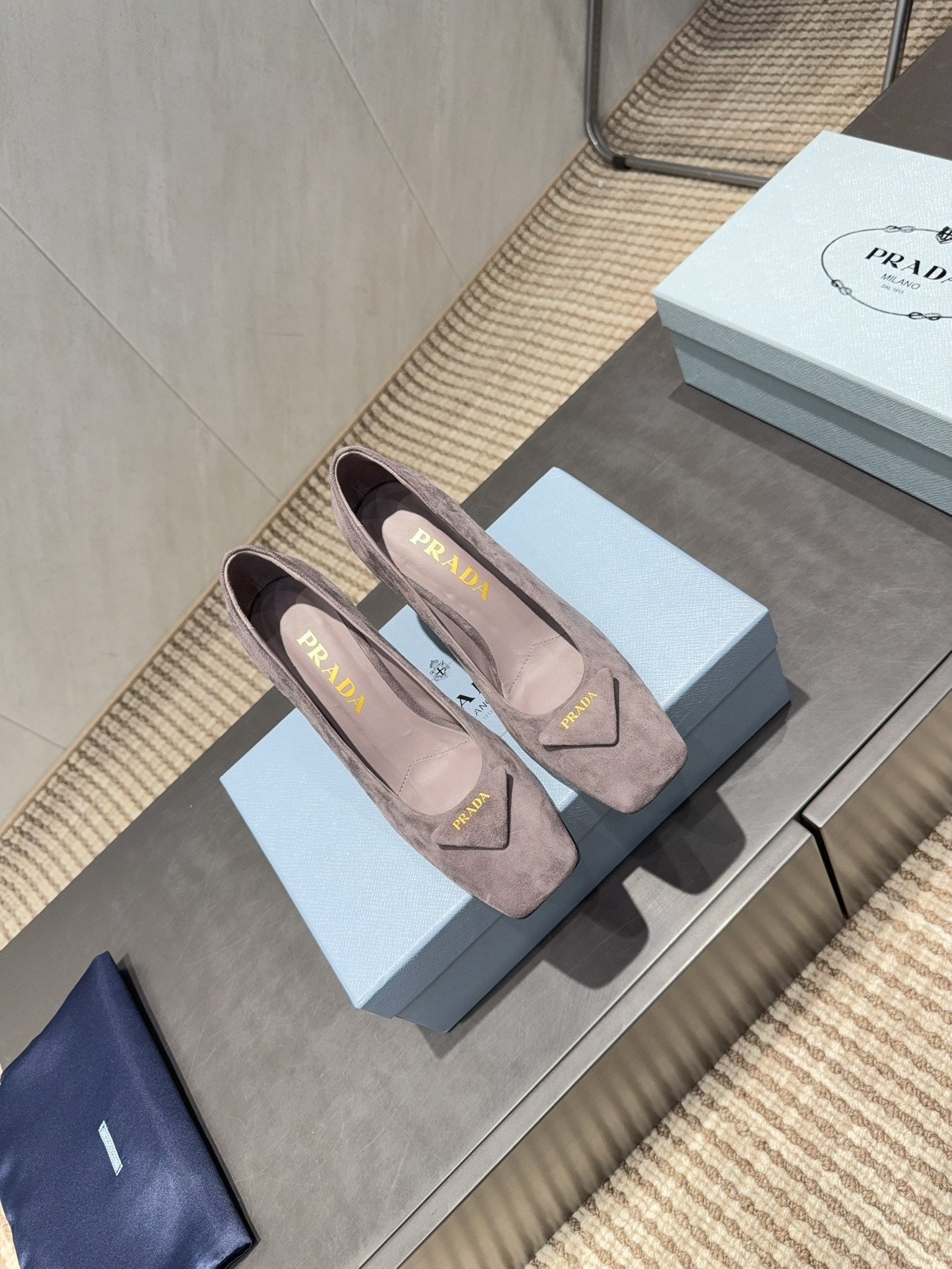 ЖІНОЧІ ТУФЛІ PRADA 26S НА ВИСОКИХ ПІДБОРАХ 85 ММ ІЗ ЗАГОСТРЕНИМ КВАДРАТНИМ НОСКОМ З КОРИЧНЕВОЇ ЗАМШІ КОЛЬОРУ «ТАУП» З ЛОГОТИПОМ