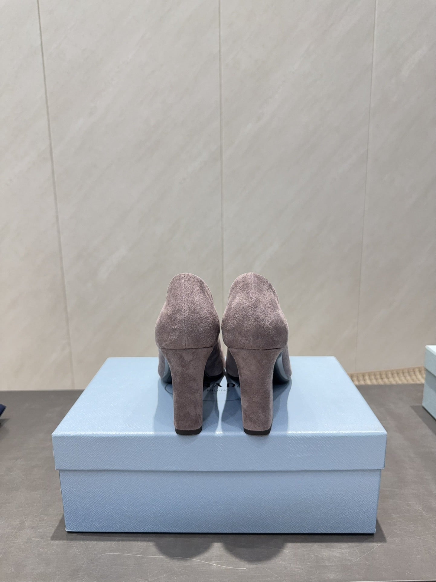 ЖІНОЧІ ТУФЛІ PRADA 26S НА ВИСОКИХ ПІДБОРАХ 85 ММ ІЗ ЗАГОСТРЕНИМ КВАДРАТНИМ НОСКОМ З КОРИЧНЕВОЇ ЗАМШІ КОЛЬОРУ «ТАУП» З ЛОГОТИПОМ