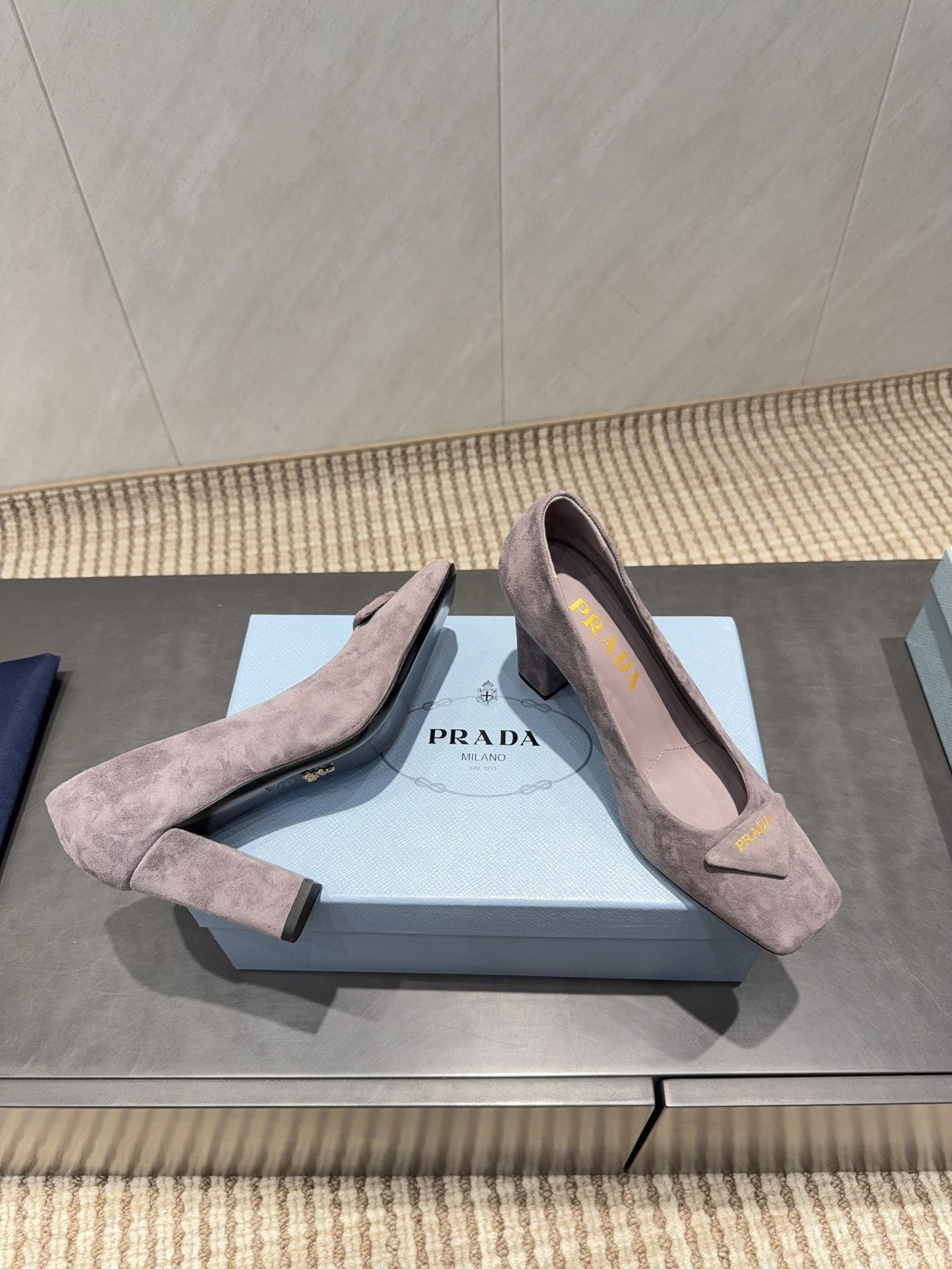 ЖІНОЧІ ТУФЛІ PRADA 26S НА ВИСОКИХ ПІДБОРАХ 85 ММ ІЗ ЗАГОСТРЕНИМ КВАДРАТНИМ НОСКОМ З КОРИЧНЕВОЇ ЗАМШІ КОЛЬОРУ «ТАУП» З ЛОГОТИПОМ
