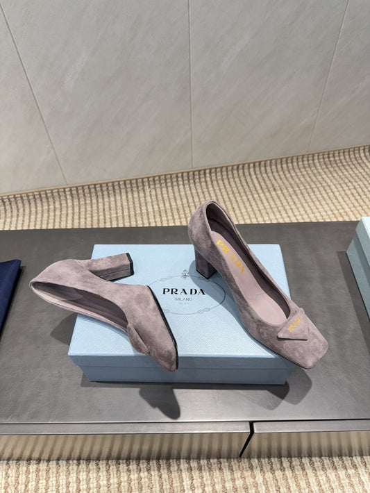 ЖІНОЧІ ТУФЛІ PRADA 26S НА ВИСОКИХ ПІДБОРАХ 85 ММ ІЗ ЗАГОСТРЕНИМ КВАДРАТНИМ НОСКОМ З КОРИЧНЕВОЇ ЗАМШІ КОЛЬОРУ «ТАУП» З ЛОГОТИПОМ