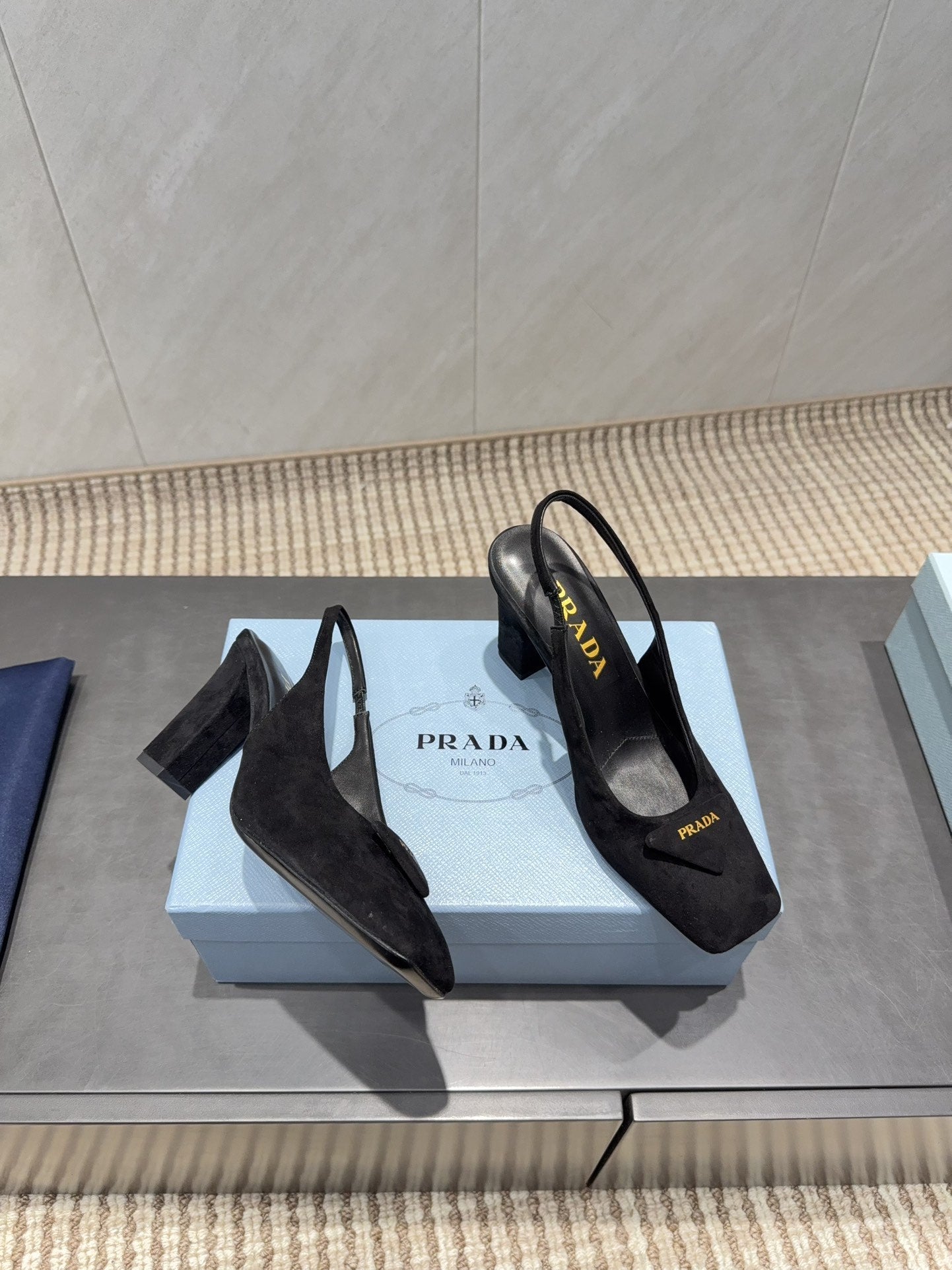 ЖІНОЧІ ТУФЛІ PRADA 26S НА НИЗЬКИХ ПІДБОРАХ, ІЗ КВАДРАТНИМ НОСКОМ, РЕМІНЦЕМ ЗЗАДУ ТА ЛОГОТИПОМ, 85 ММ, ЧОРНА ЗАМША