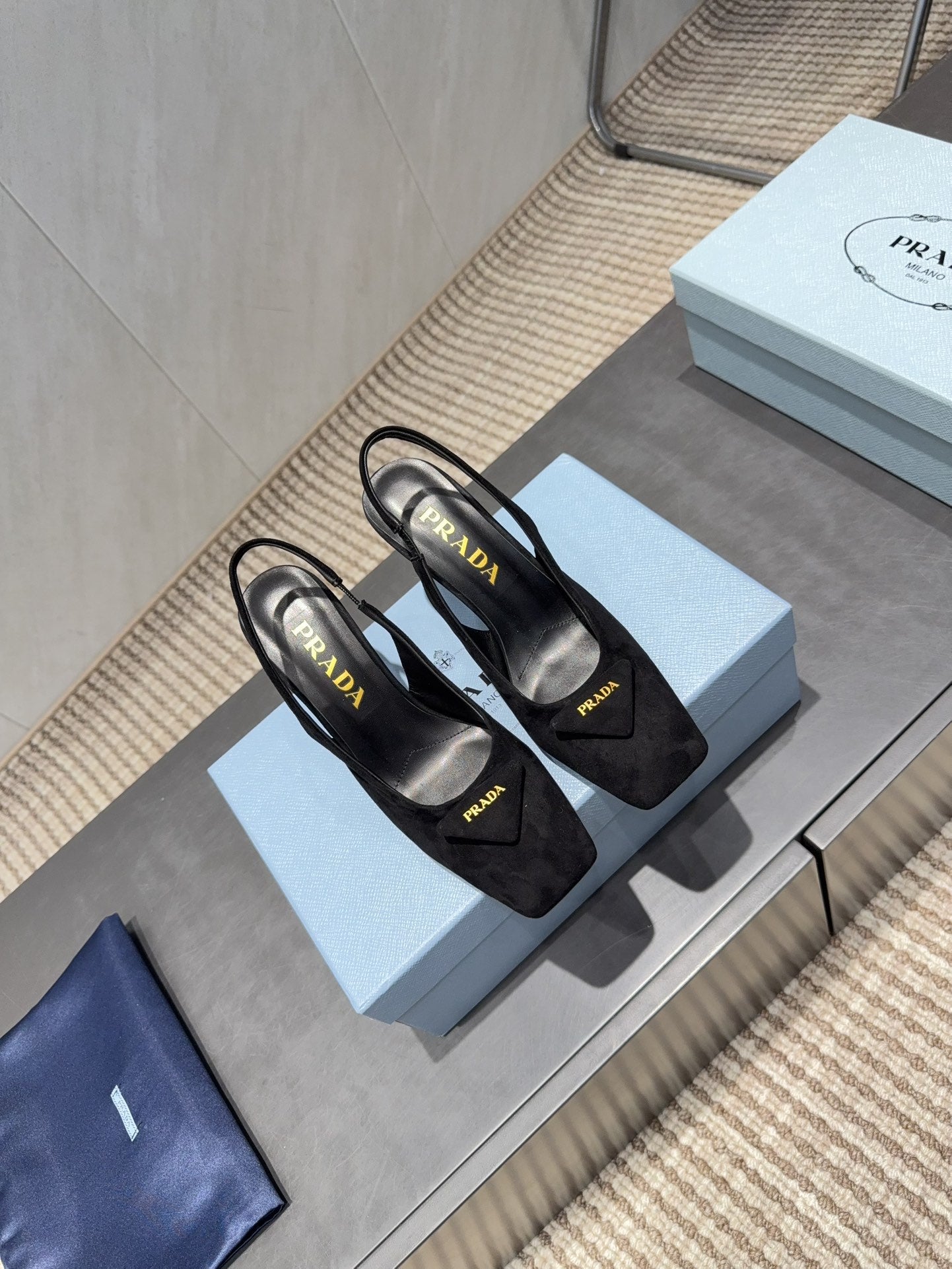 ЖІНОЧІ ТУФЛІ PRADA 26S НА НИЗЬКИХ ПІДБОРАХ, ІЗ КВАДРАТНИМ НОСКОМ, РЕМІНЦЕМ ЗЗАДУ ТА ЛОГОТИПОМ, 85 ММ, ЧОРНА ЗАМША