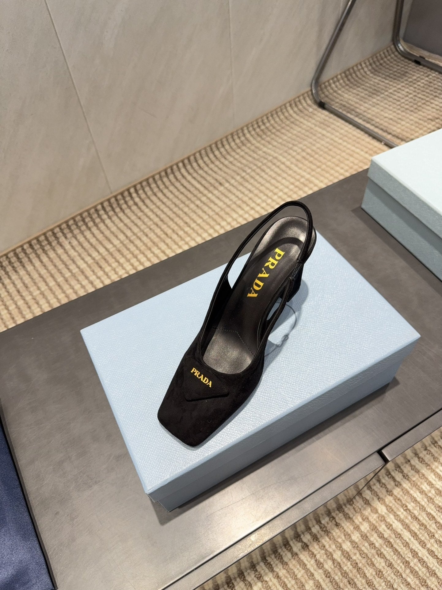 ЖІНОЧІ ТУФЛІ PRADA 26S НА НИЗЬКИХ ПІДБОРАХ, ІЗ КВАДРАТНИМ НОСКОМ, РЕМІНЦЕМ ЗЗАДУ ТА ЛОГОТИПОМ, 85 ММ, ЧОРНА ЗАМША