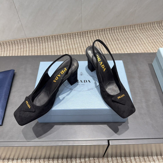 ЖІНОЧІ ТУФЛІ PRADA 26S НА НИЗЬКИХ ПІДБОРАХ, ІЗ КВАДРАТНИМ НОСКОМ, РЕМІНЦЕМ ЗЗАДУ ТА ЛОГОТИПОМ, 85 ММ, ЧОРНА ЗАМША