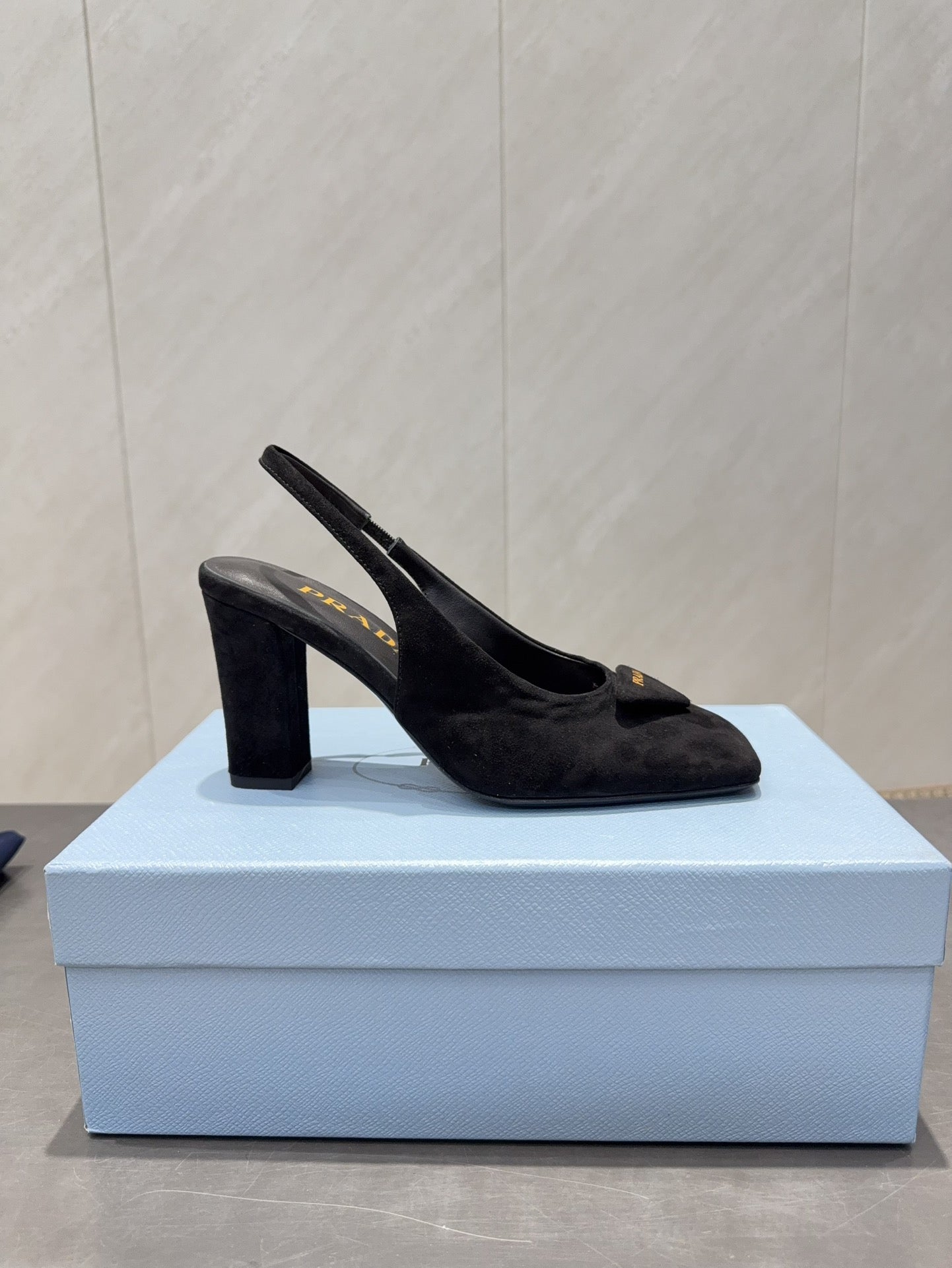 ЖІНОЧІ ТУФЛІ PRADA 26S НА НИЗЬКИХ ПІДБОРАХ, ІЗ КВАДРАТНИМ НОСКОМ, РЕМІНЦЕМ ЗЗАДУ ТА ЛОГОТИПОМ, 85 ММ, ЧОРНА ЗАМША
