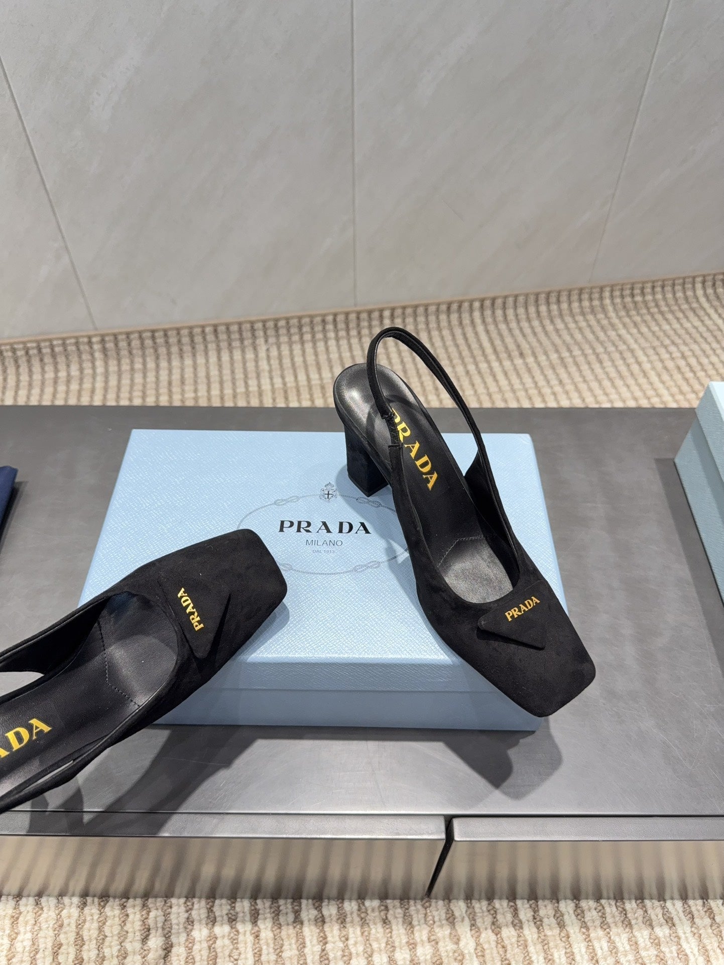 ЖІНОЧІ ТУФЛІ PRADA 26S НА НИЗЬКИХ ПІДБОРАХ, ІЗ КВАДРАТНИМ НОСКОМ, РЕМІНЦЕМ ЗЗАДУ ТА ЛОГОТИПОМ, 85 ММ, ЧОРНА ЗАМША