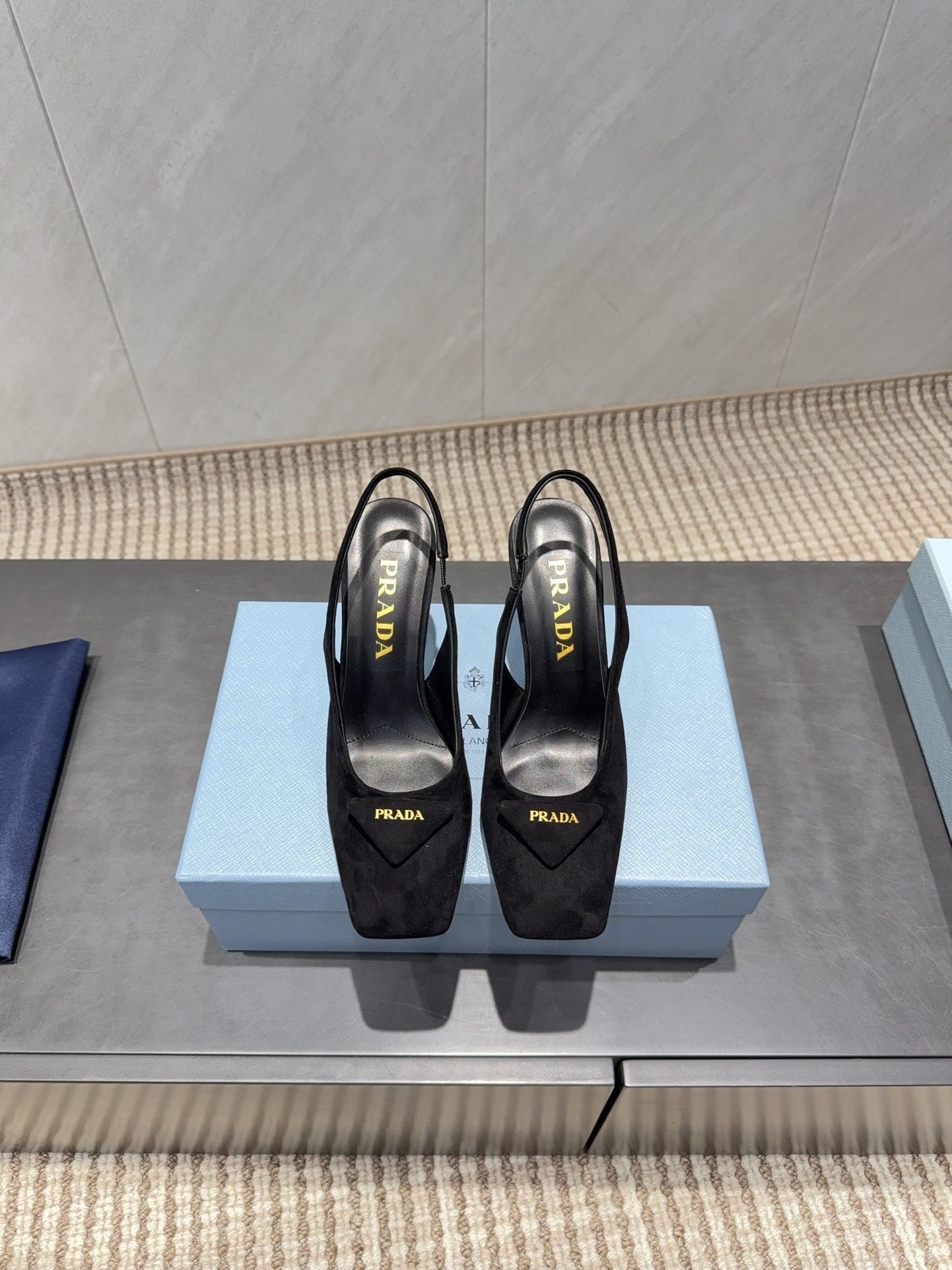 ЖІНОЧІ ТУФЛІ PRADA 26S НА НИЗЬКИХ ПІДБОРАХ, ІЗ КВАДРАТНИМ НОСКОМ, РЕМІНЦЕМ ЗЗАДУ ТА ЛОГОТИПОМ, 85 ММ, ЧОРНА ЗАМША