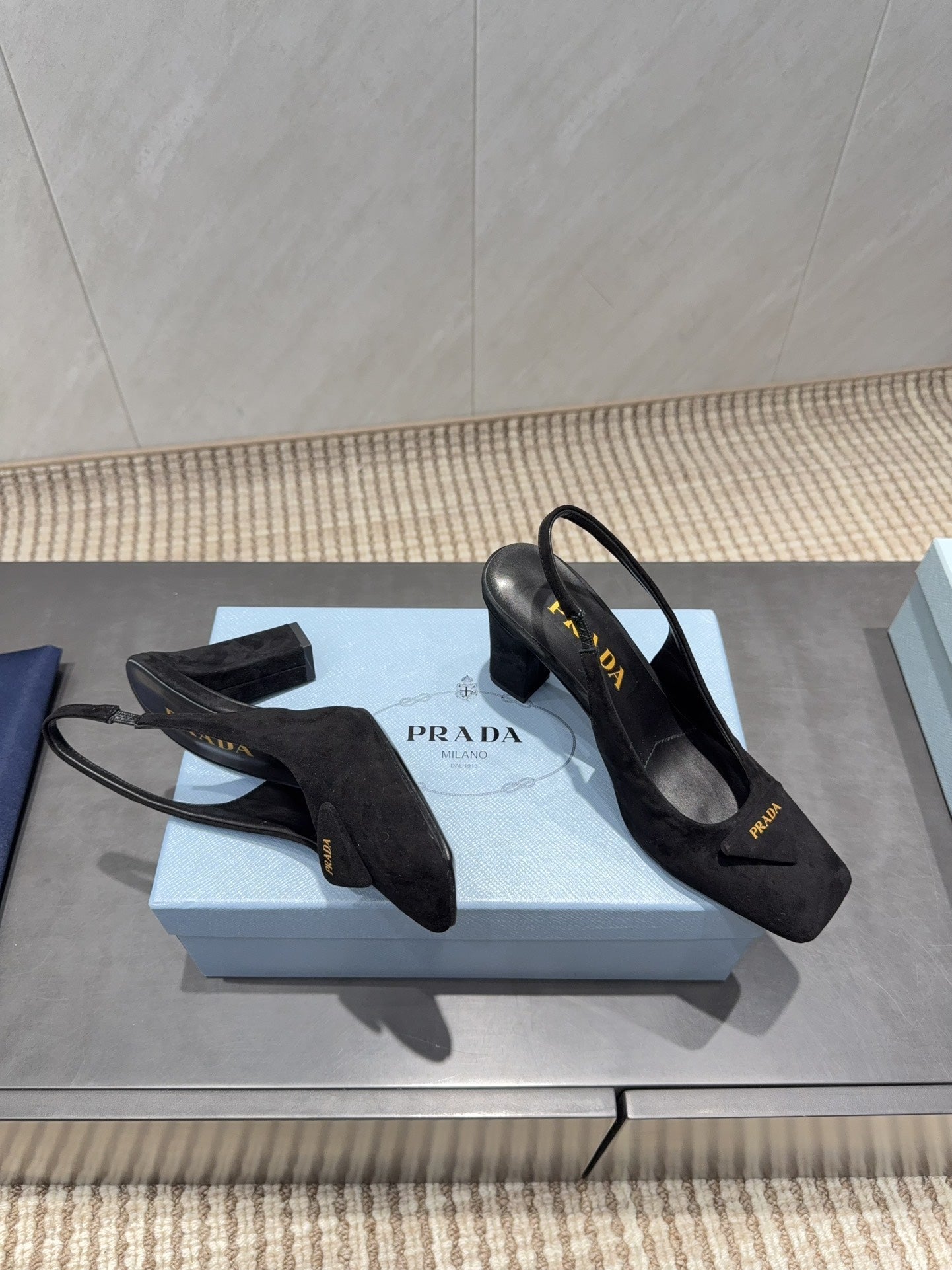 ЖІНОЧІ ТУФЛІ PRADA 26S НА НИЗЬКИХ ПІДБОРАХ, ІЗ КВАДРАТНИМ НОСКОМ, РЕМІНЦЕМ ЗЗАДУ ТА ЛОГОТИПОМ, 85 ММ, ЧОРНА ЗАМША
