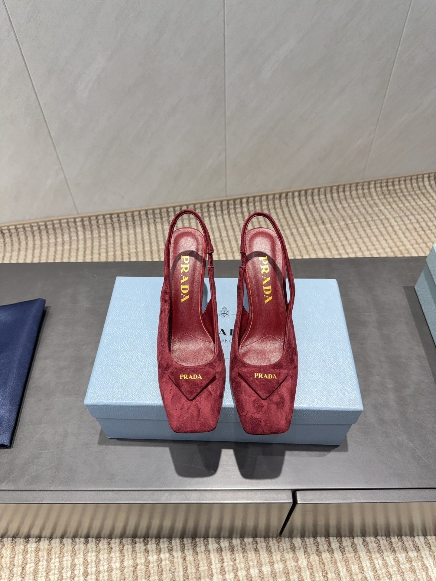 ЖІНОЧІ ТУФЛІ PRADA 26S НА НИЗЬКИХ ПІДБОРАХ, ІЗ КВАДРАТНИМ НОСКОМ, ІЗ ЗАКРИТОЮ П'ЯТОЮ, 85 ММ, ІЗ ТЕМНО-ЧЕРВОНОЇ ЗАМШІ З ЛОГОТИПОМ