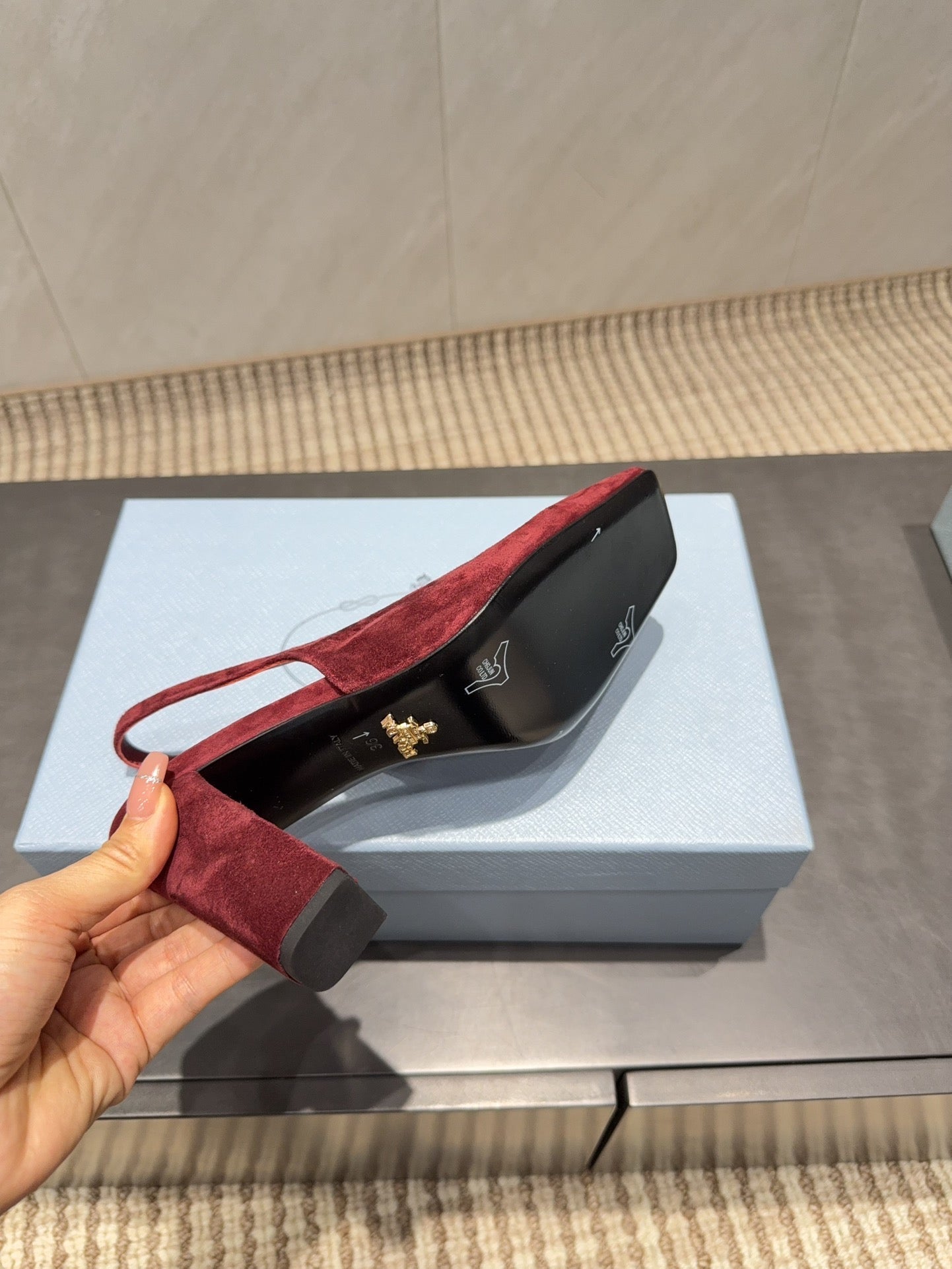ЖІНОЧІ ТУФЛІ PRADA 26S НА НИЗЬКИХ ПІДБОРАХ, ІЗ КВАДРАТНИМ НОСКОМ, ІЗ ЗАКРИТОЮ П'ЯТОЮ, 85 ММ, ІЗ ТЕМНО-ЧЕРВОНОЇ ЗАМШІ З ЛОГОТИПОМ