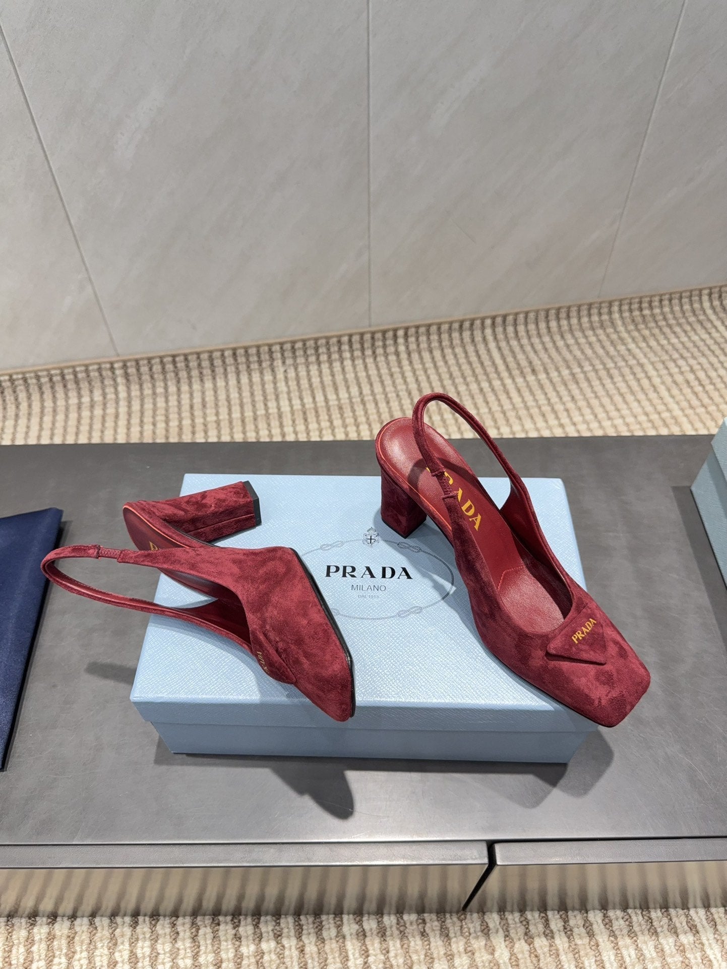 ЖІНОЧІ ТУФЛІ PRADA 26S НА НИЗЬКИХ ПІДБОРАХ, ІЗ КВАДРАТНИМ НОСКОМ, ІЗ ЗАКРИТОЮ П'ЯТОЮ, 85 ММ, ІЗ ТЕМНО-ЧЕРВОНОЇ ЗАМШІ З ЛОГОТИПОМ