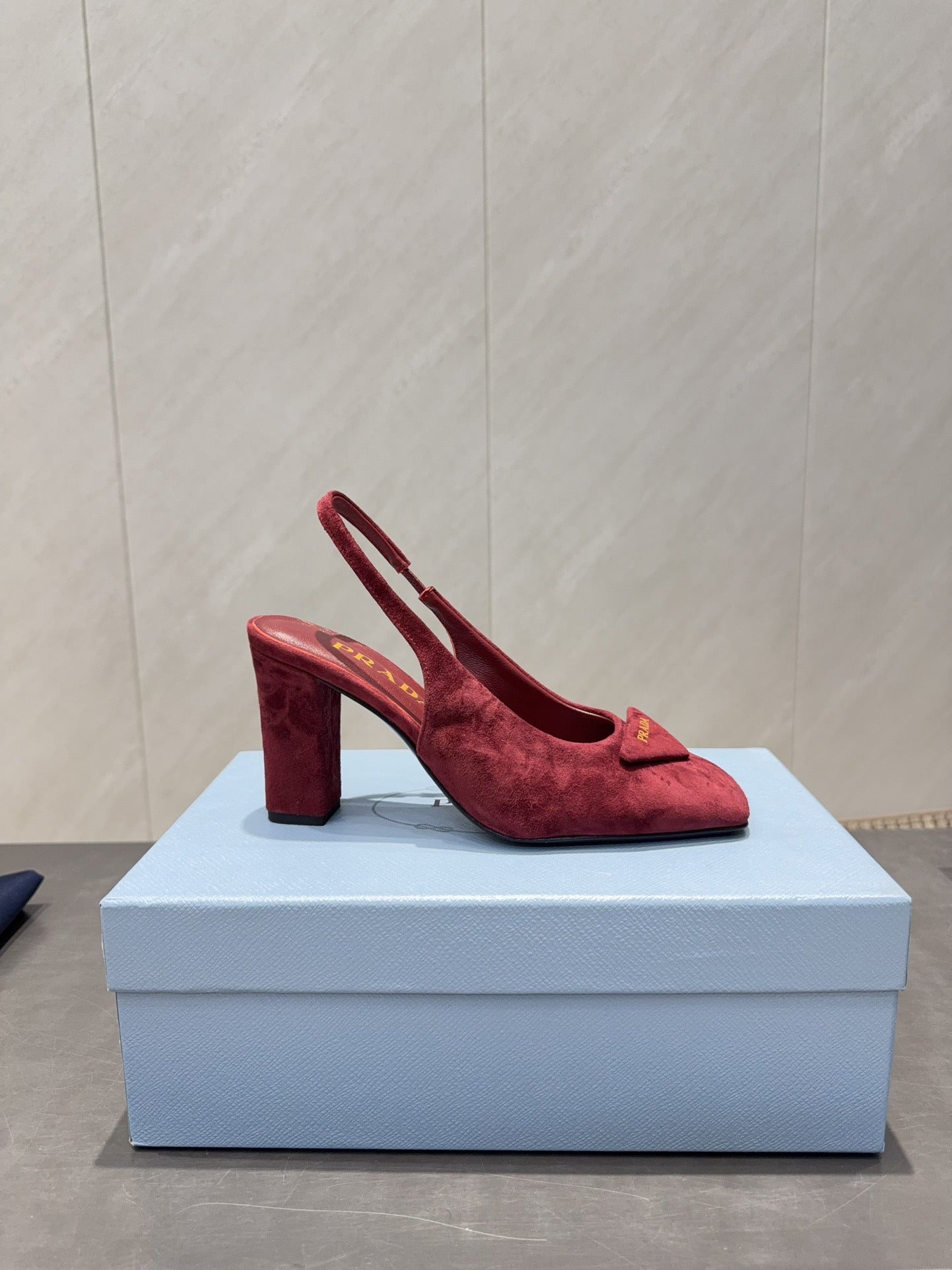 ЖІНОЧІ ТУФЛІ PRADA 26S НА НИЗЬКИХ ПІДБОРАХ, ІЗ КВАДРАТНИМ НОСКОМ, ІЗ ЗАКРИТОЮ П'ЯТОЮ, 85 ММ, ІЗ ТЕМНО-ЧЕРВОНОЇ ЗАМШІ З ЛОГОТИПОМ