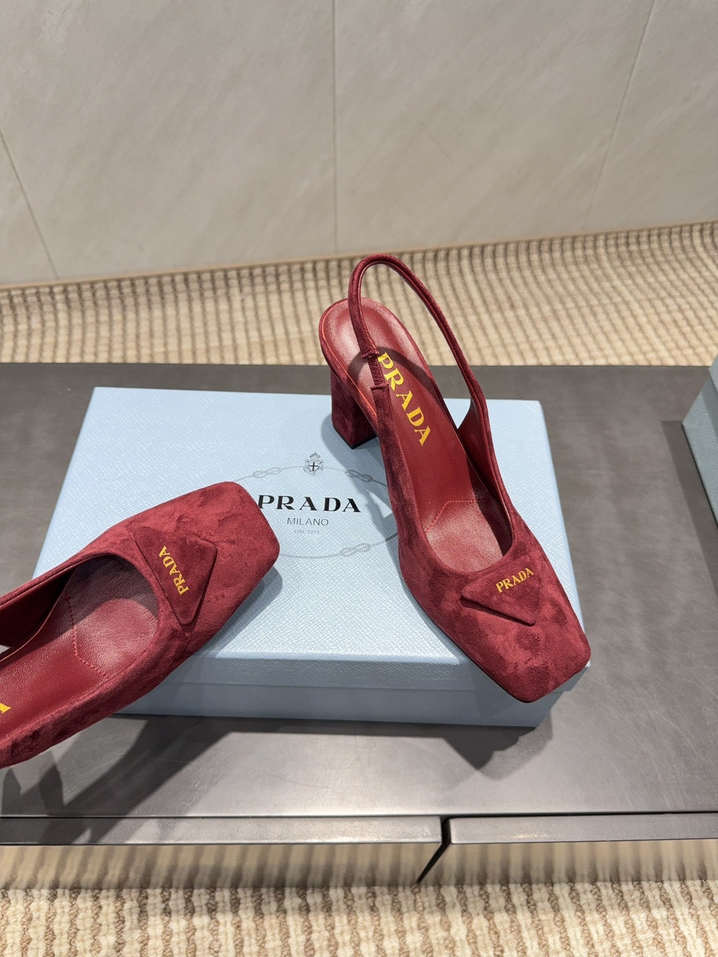 ЖІНОЧІ ТУФЛІ PRADA 26S НА НИЗЬКИХ ПІДБОРАХ, ІЗ КВАДРАТНИМ НОСКОМ, ІЗ ЗАКРИТОЮ П'ЯТОЮ, 85 ММ, ІЗ ТЕМНО-ЧЕРВОНОЇ ЗАМШІ З ЛОГОТИПОМ