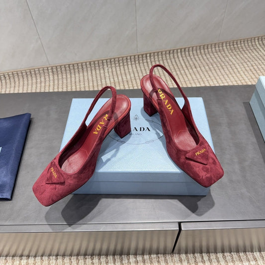 ЖІНОЧІ ТУФЛІ PRADA 26S НА НИЗЬКИХ ПІДБОРАХ, ІЗ КВАДРАТНИМ НОСКОМ, ІЗ ЗАКРИТОЮ П'ЯТОЮ, 85 ММ, ІЗ ТЕМНО-ЧЕРВОНОЇ ЗАМШІ З ЛОГОТИПОМ