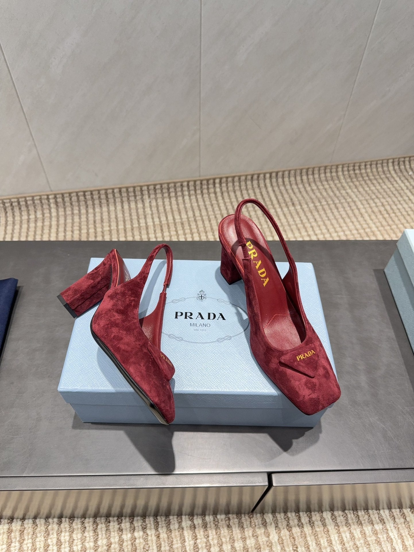 ЖІНОЧІ ТУФЛІ PRADA 26S НА НИЗЬКИХ ПІДБОРАХ, ІЗ КВАДРАТНИМ НОСКОМ, ІЗ ЗАКРИТОЮ П'ЯТОЮ, 85 ММ, ІЗ ТЕМНО-ЧЕРВОНОЇ ЗАМШІ З ЛОГОТИПОМ