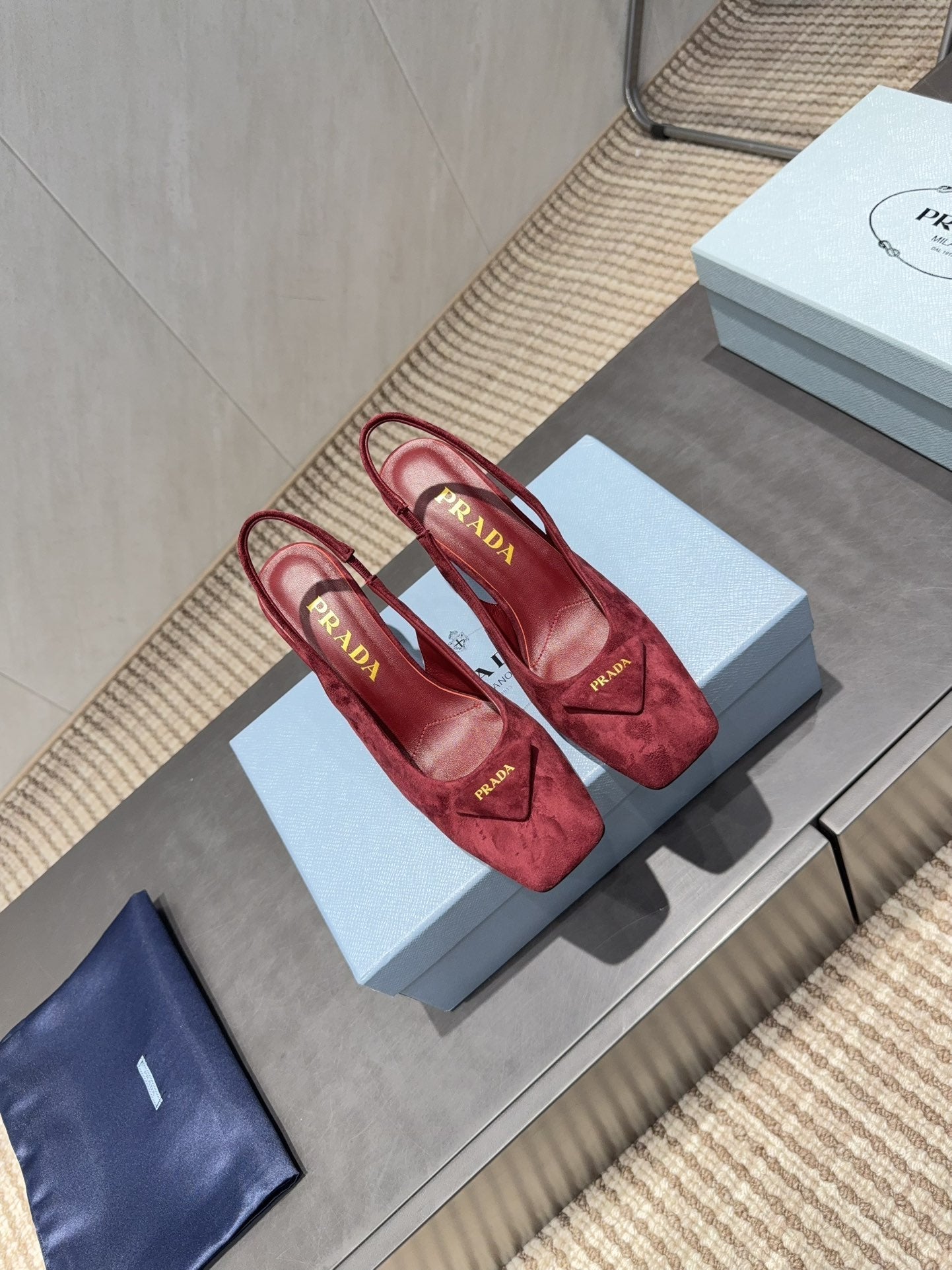ЖІНОЧІ ТУФЛІ PRADA 26S НА НИЗЬКИХ ПІДБОРАХ, ІЗ КВАДРАТНИМ НОСКОМ, ІЗ ЗАКРИТОЮ П'ЯТОЮ, 85 ММ, ІЗ ТЕМНО-ЧЕРВОНОЇ ЗАМШІ З ЛОГОТИПОМ