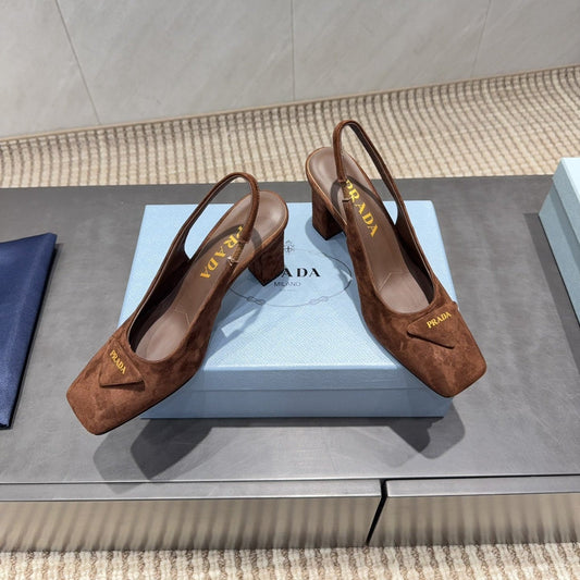 ТУФЛІ-СЛІНГБЕКИ PRADA 26S З КВАДРАТНИМ НОСКОМ, НИЗЬКИМ КАБЛУКОМ 85 ММ, З КОРИЧНЕВОЇ ЗАМШІ КОЛЬОРУ КАРАМЕЛІ З ЛОГОТИПОМ