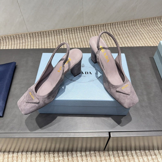 ЖІНОЧІ ТУФЛІ PRADA 26S НА НИЗЬКИХ ПІДБОРАХ ІЗ КВАДРАТНИМ НОСКОМ І РЕМІНЦЕМ НА П'ЯТІ, 85 ММ, ІЗ КОРИЧНЕВОЇ ЗАМШІ З ЛОГОТИПОМ