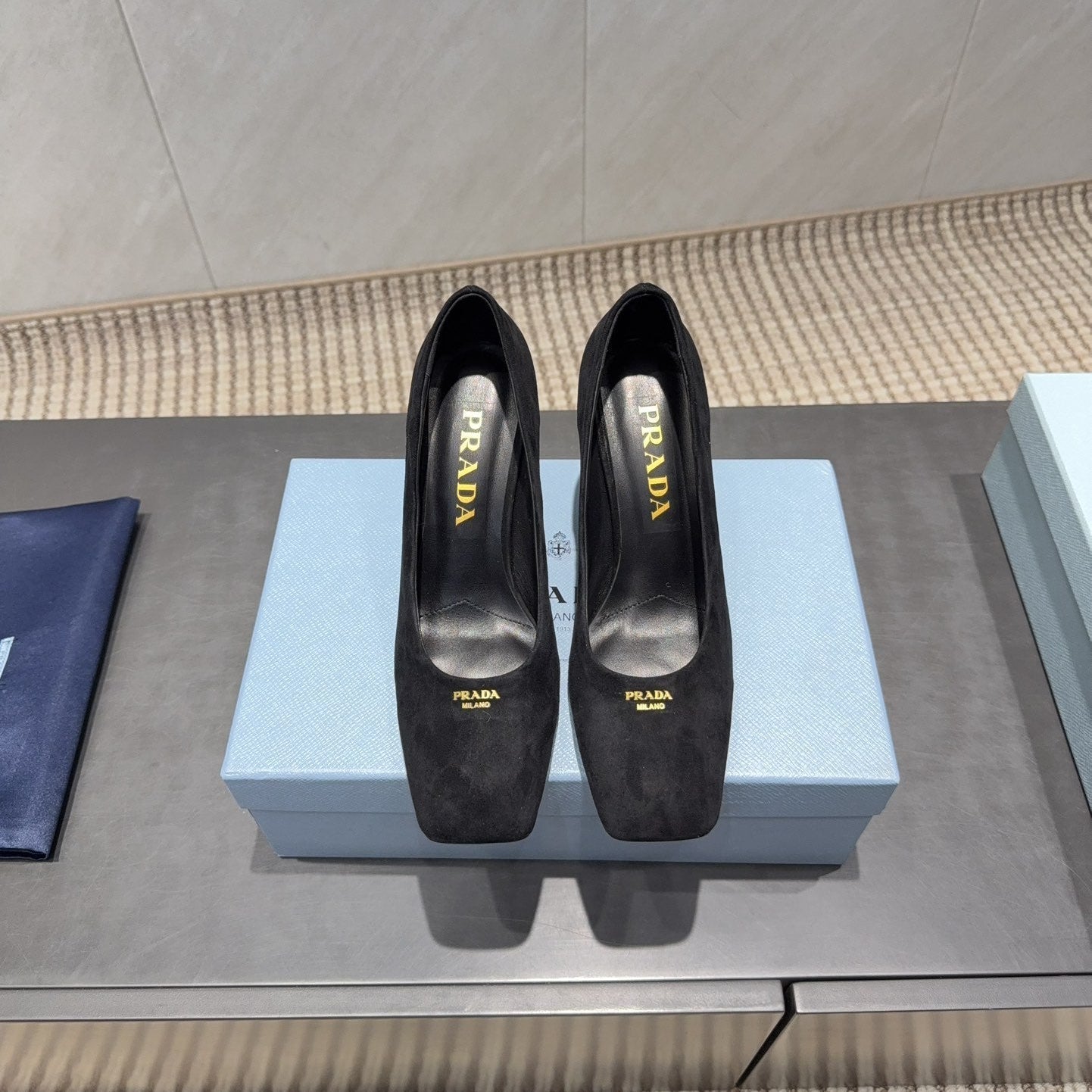PRADA 26S КВАДРАТНІ ТУФЛІ НА ВИСОКИХ ПІДБОРАХ 85 ММ З ЧОРНОЇ ЗАМШІ