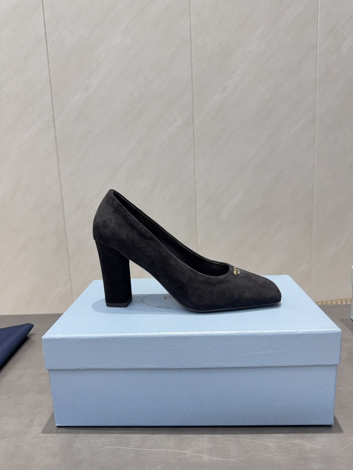 PRADA 26S КВАДРАТНІ ТУФЛІ НА ВИСОКИХ ПІДБОРАХ 85 ММ З ЧОРНОЇ ЗАМШІ