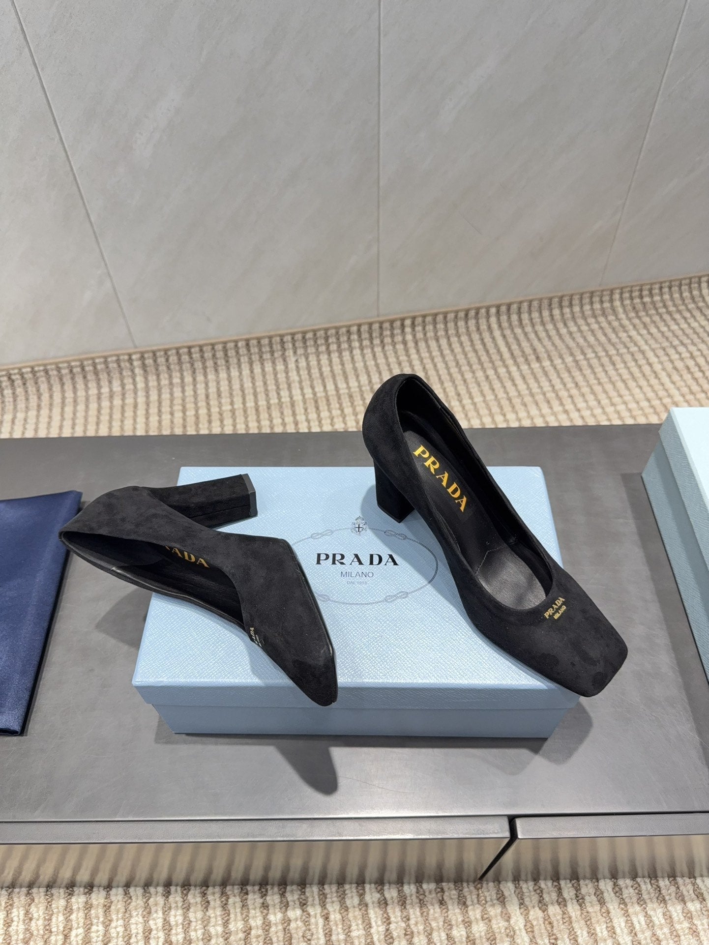 PRADA 26S КВАДРАТНІ ТУФЛІ НА ВИСОКИХ ПІДБОРАХ 85 ММ З ЧОРНОЇ ЗАМШІ