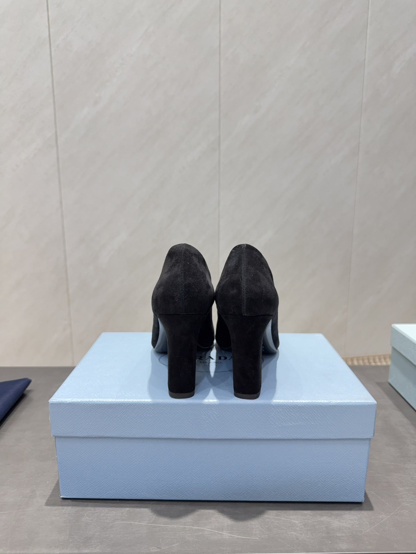 PRADA 26S КВАДРАТНІ ТУФЛІ НА ВИСОКИХ ПІДБОРАХ 85 ММ З ЧОРНОЇ ЗАМШІ