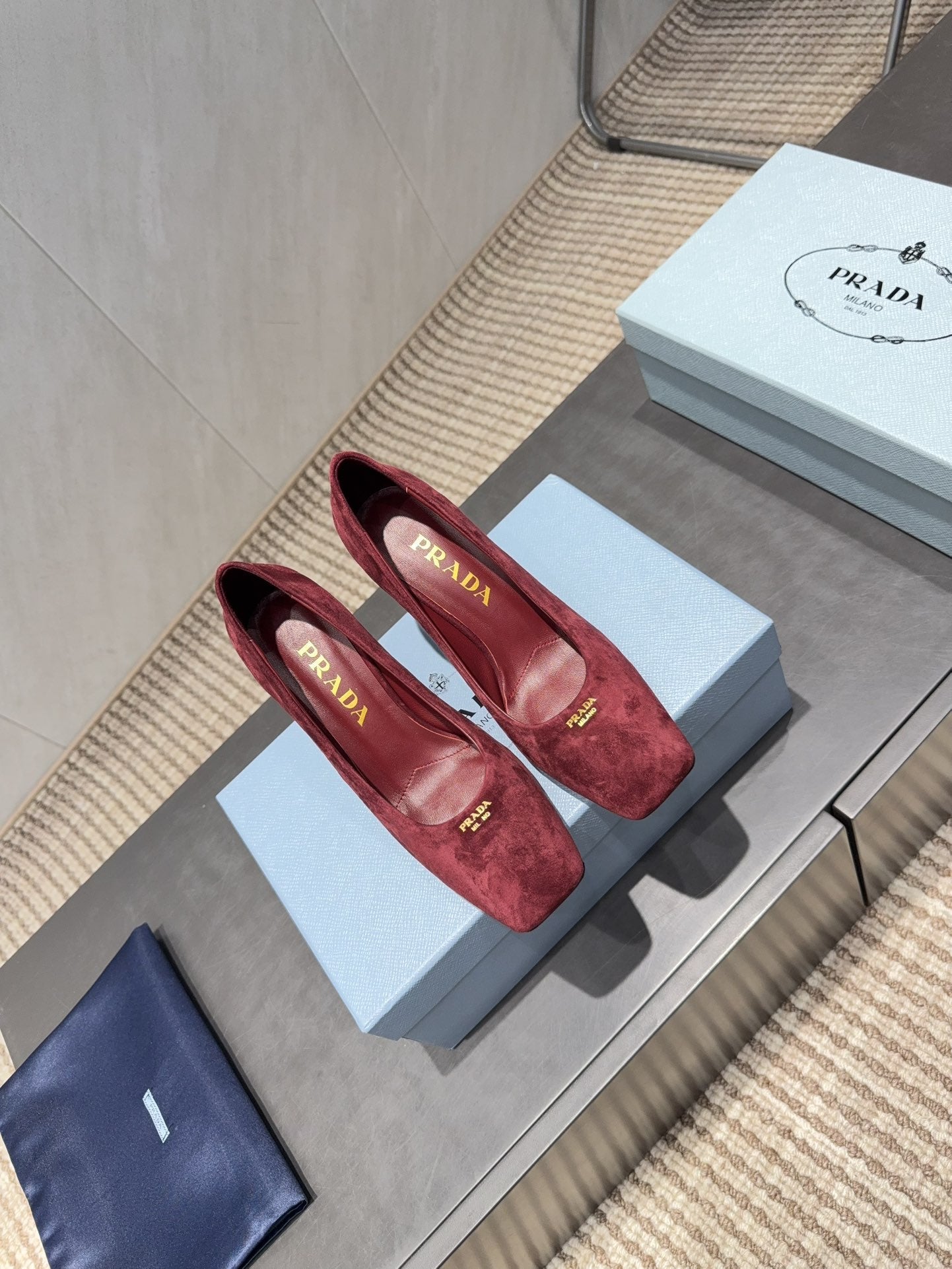 ВИСОКІ ПІДБОРИ PRADA 26S З КВАДРАТНИМ НОСКОМ 85 ММ З ТЕМНО-ЧЕРВОНОЇ ЗАМШІ