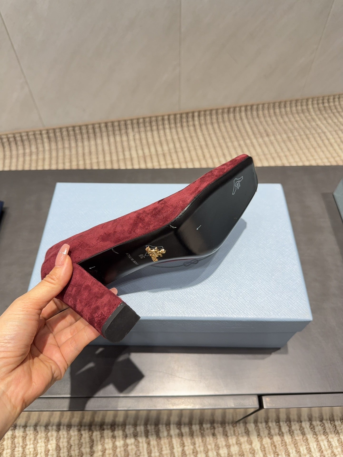ВИСОКІ ПІДБОРИ PRADA 26S З КВАДРАТНИМ НОСКОМ 85 ММ З ТЕМНО-ЧЕРВОНОЇ ЗАМШІ