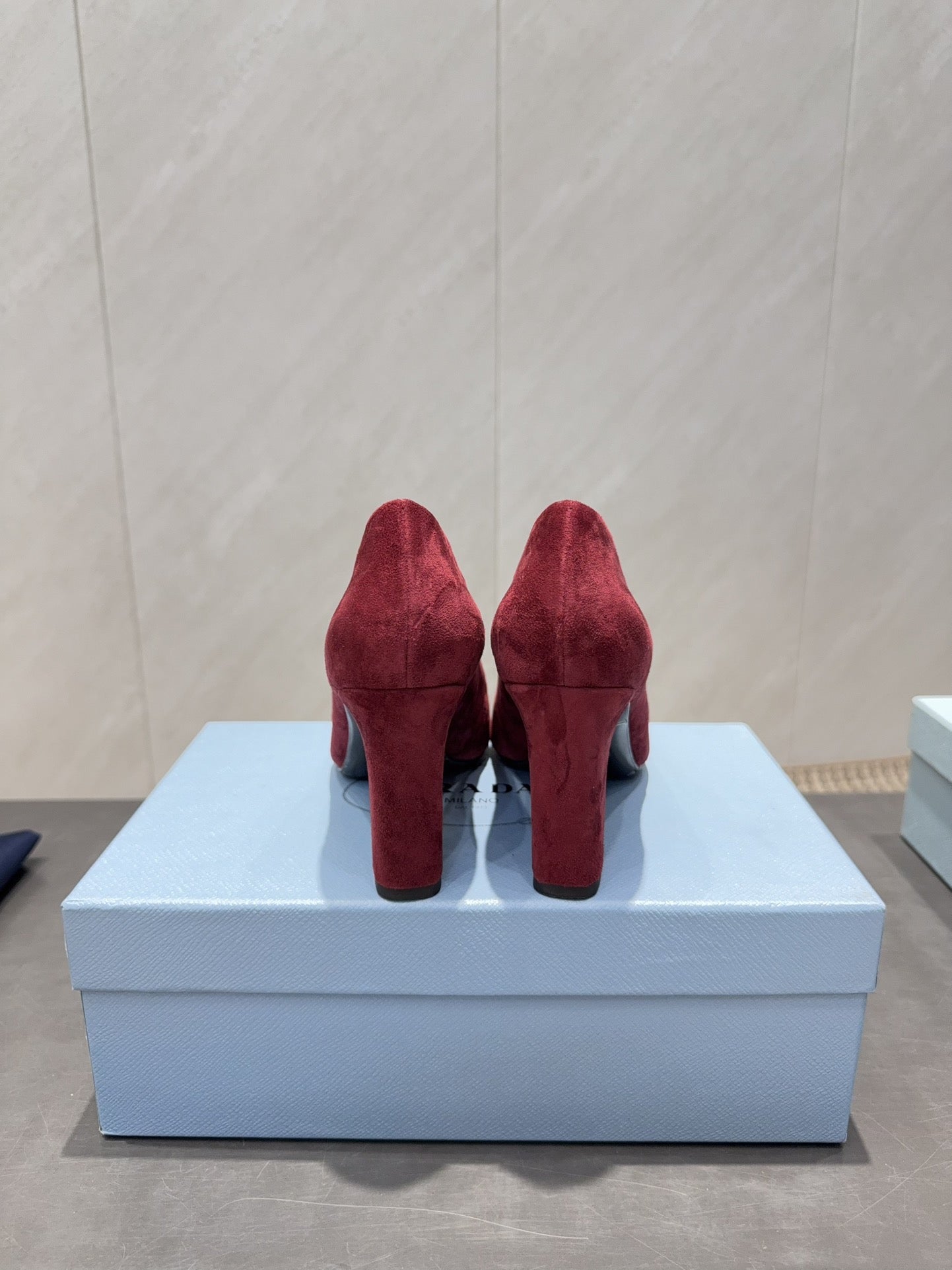 ВИСОКІ ПІДБОРИ PRADA 26S З КВАДРАТНИМ НОСКОМ 85 ММ З ТЕМНО-ЧЕРВОНОЇ ЗАМШІ