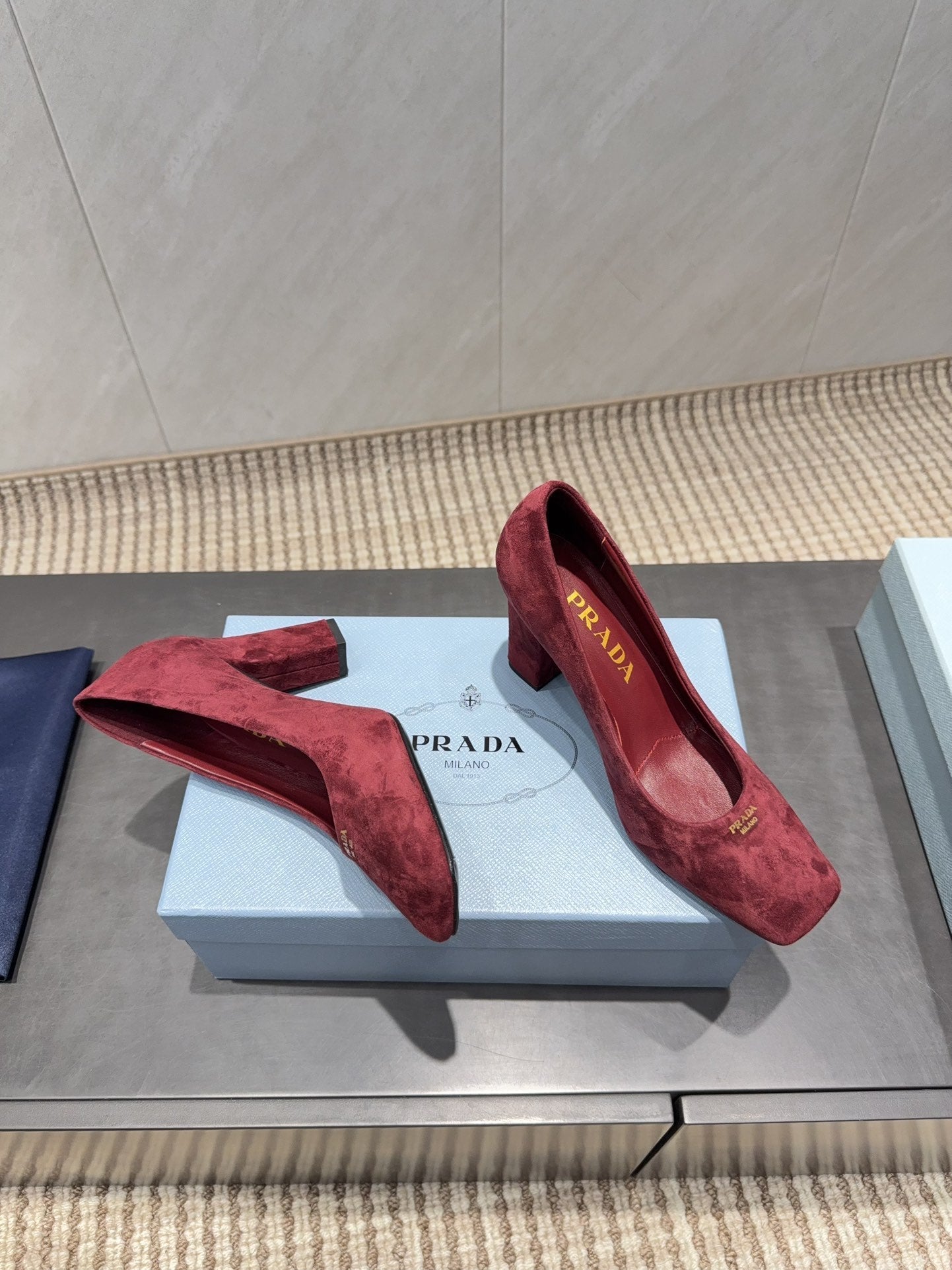 ВИСОКІ ПІДБОРИ PRADA 26S З КВАДРАТНИМ НОСКОМ 85 ММ З ТЕМНО-ЧЕРВОНОЇ ЗАМШІ