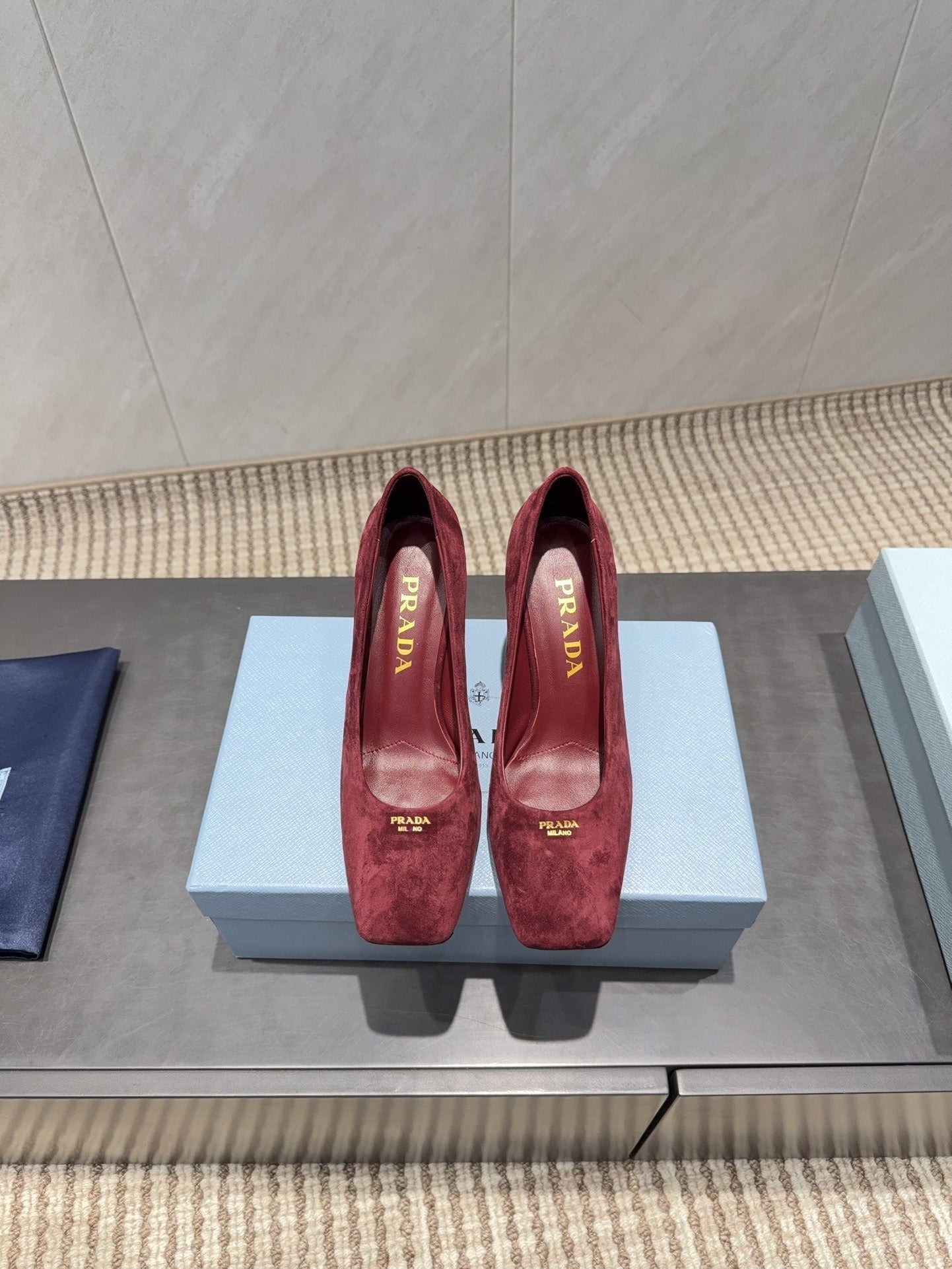 ВИСОКІ ПІДБОРИ PRADA 26S З КВАДРАТНИМ НОСКОМ 85 ММ З ТЕМНО-ЧЕРВОНОЇ ЗАМШІ