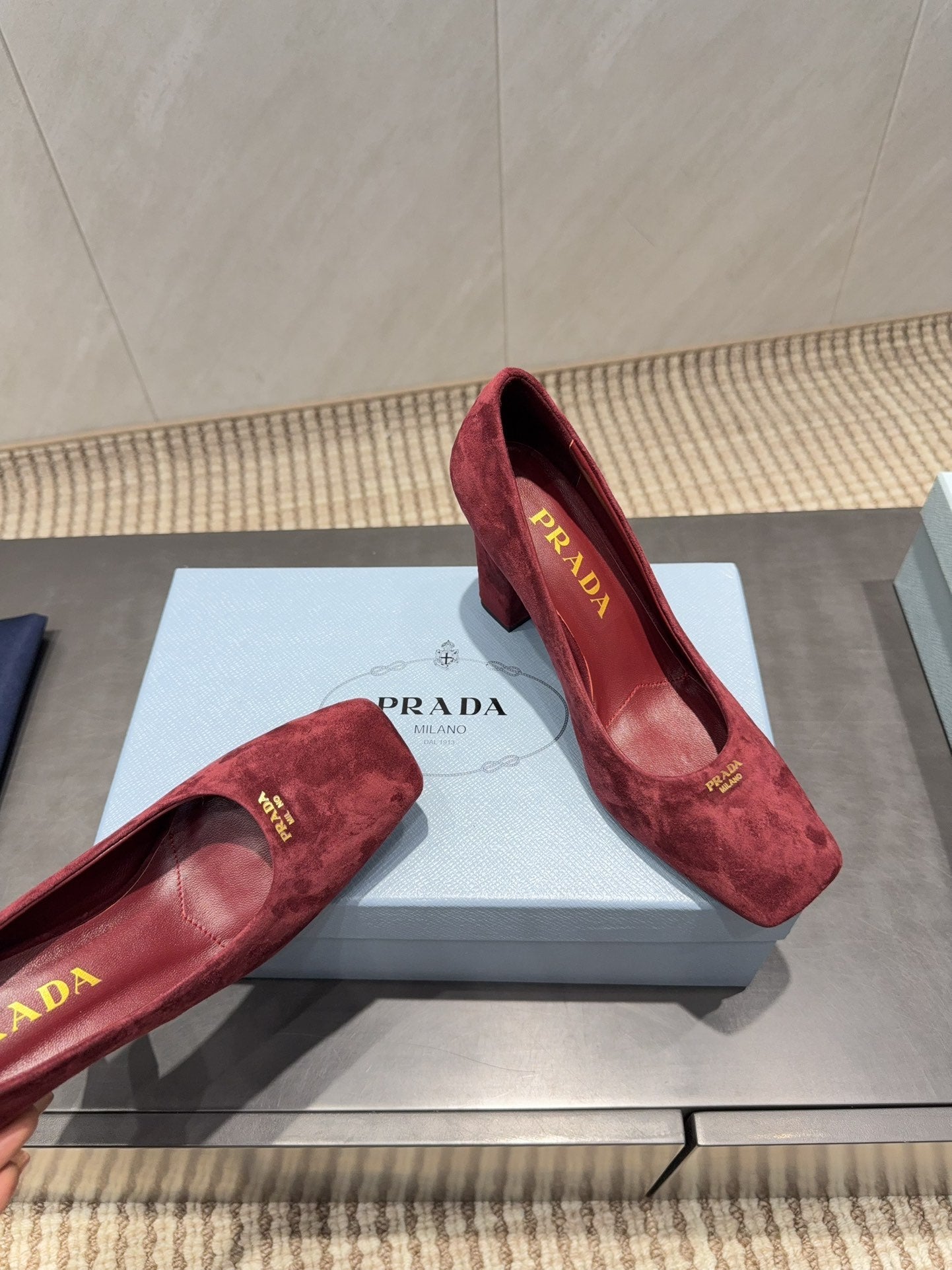 ВИСОКІ ПІДБОРИ PRADA 26S З КВАДРАТНИМ НОСКОМ 85 ММ З ТЕМНО-ЧЕРВОНОЇ ЗАМШІ