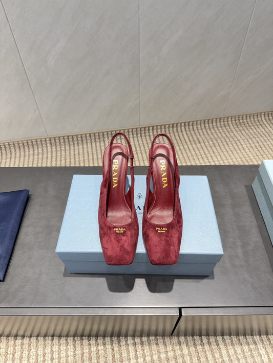 ТУФЛІ-СЛІНГБЕКИ PRADA 26S НА НИЗЬКИХ КВАДРАТНИХ ПІДБОРАХ 85 ММ З ТЕМНО-ЧЕРВОНОЇ ЗАМШІ