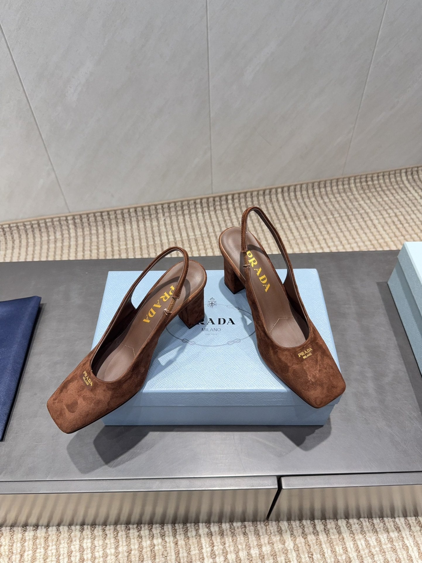 ТУФЛІ-СЛІНГБЕКИ PRADA 26S З КВАДРАТНИМ НОСОМ, НИЗЬКИМ КАБЛУКОМ 85 ММ, КОРИЧНЕВА ЗАМША КОЛЬОРУ КАРАМЕЛІ