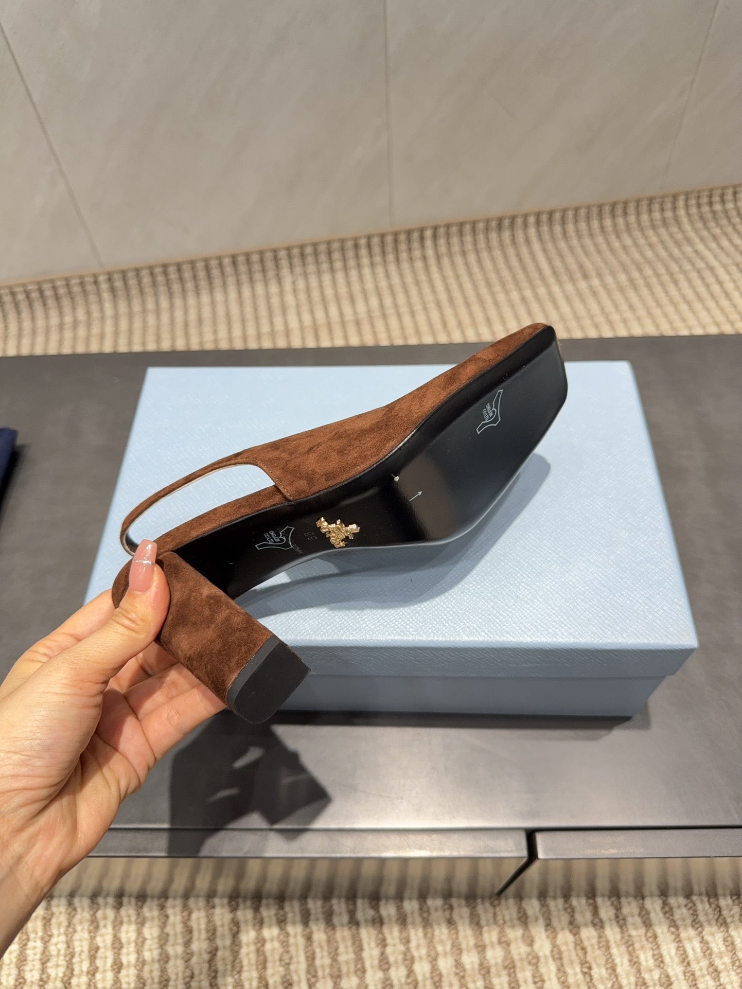 ТУФЛІ-СЛІНГБЕКИ PRADA 26S З КВАДРАТНИМ НОСОМ, НИЗЬКИМ КАБЛУКОМ 85 ММ, КОРИЧНЕВА ЗАМША КОЛЬОРУ КАРАМЕЛІ