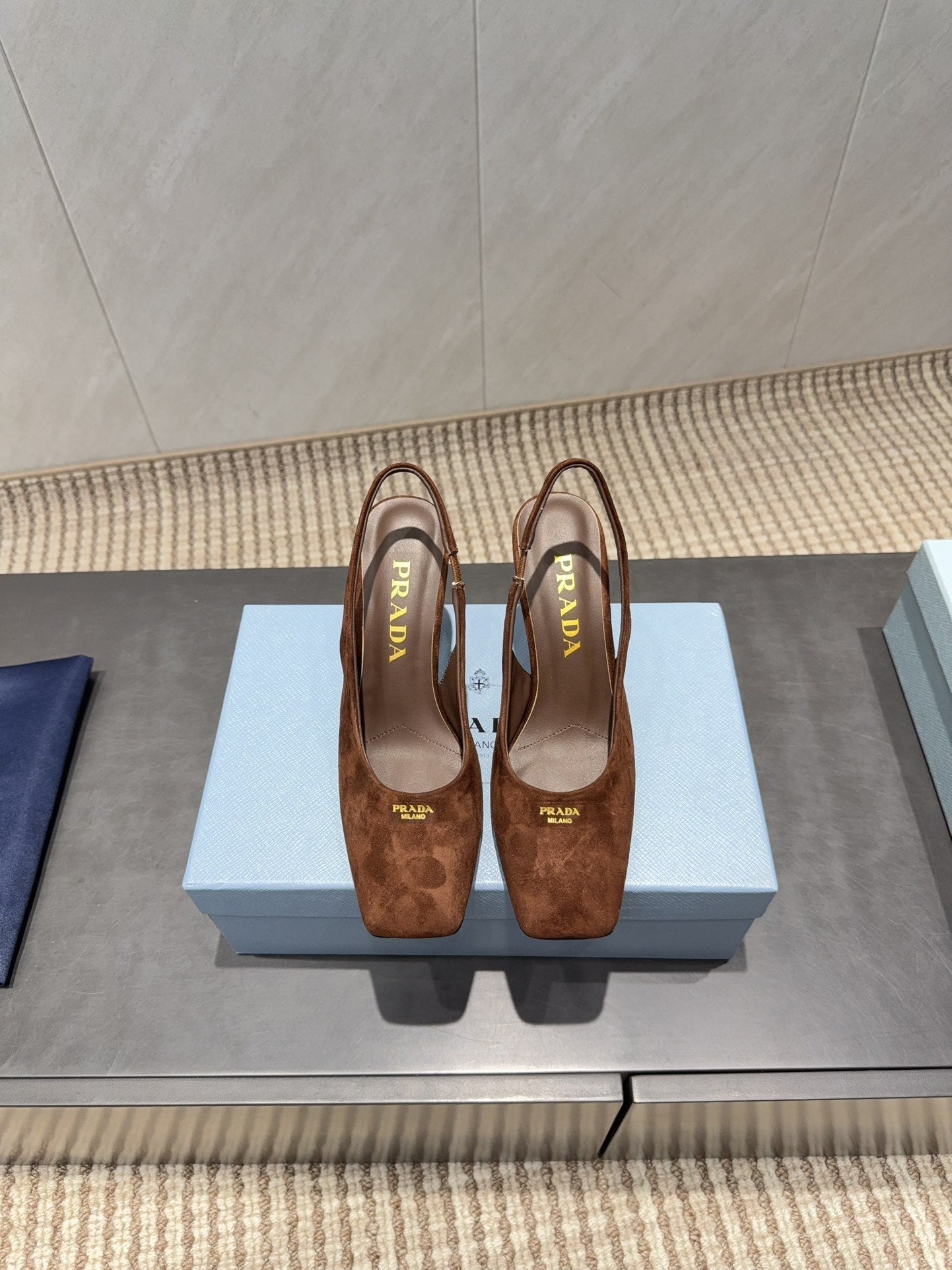 ТУФЛІ-СЛІНГБЕКИ PRADA 26S З КВАДРАТНИМ НОСОМ, НИЗЬКИМ КАБЛУКОМ 85 ММ, КОРИЧНЕВА ЗАМША КОЛЬОРУ КАРАМЕЛІ