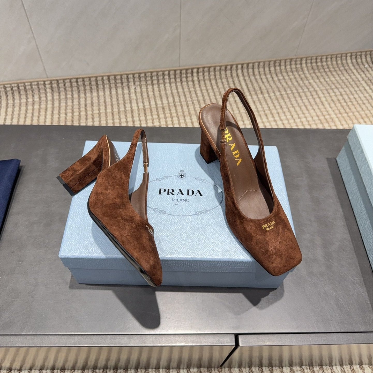 ТУФЛІ-СЛІНГБЕКИ PRADA 26S З КВАДРАТНИМ НОСОМ, НИЗЬКИМ КАБЛУКОМ 85 ММ, КОРИЧНЕВА ЗАМША КОЛЬОРУ КАРАМЕЛІ