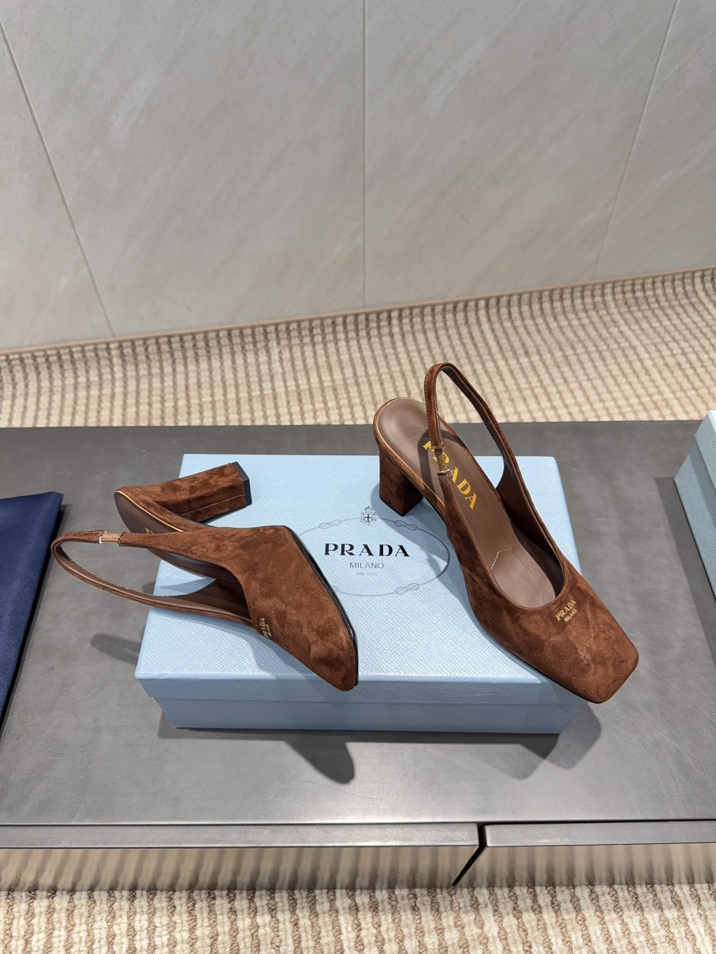 ТУФЛІ-СЛІНГБЕКИ PRADA 26S З КВАДРАТНИМ НОСОМ, НИЗЬКИМ КАБЛУКОМ 85 ММ, КОРИЧНЕВА ЗАМША КОЛЬОРУ КАРАМЕЛІ