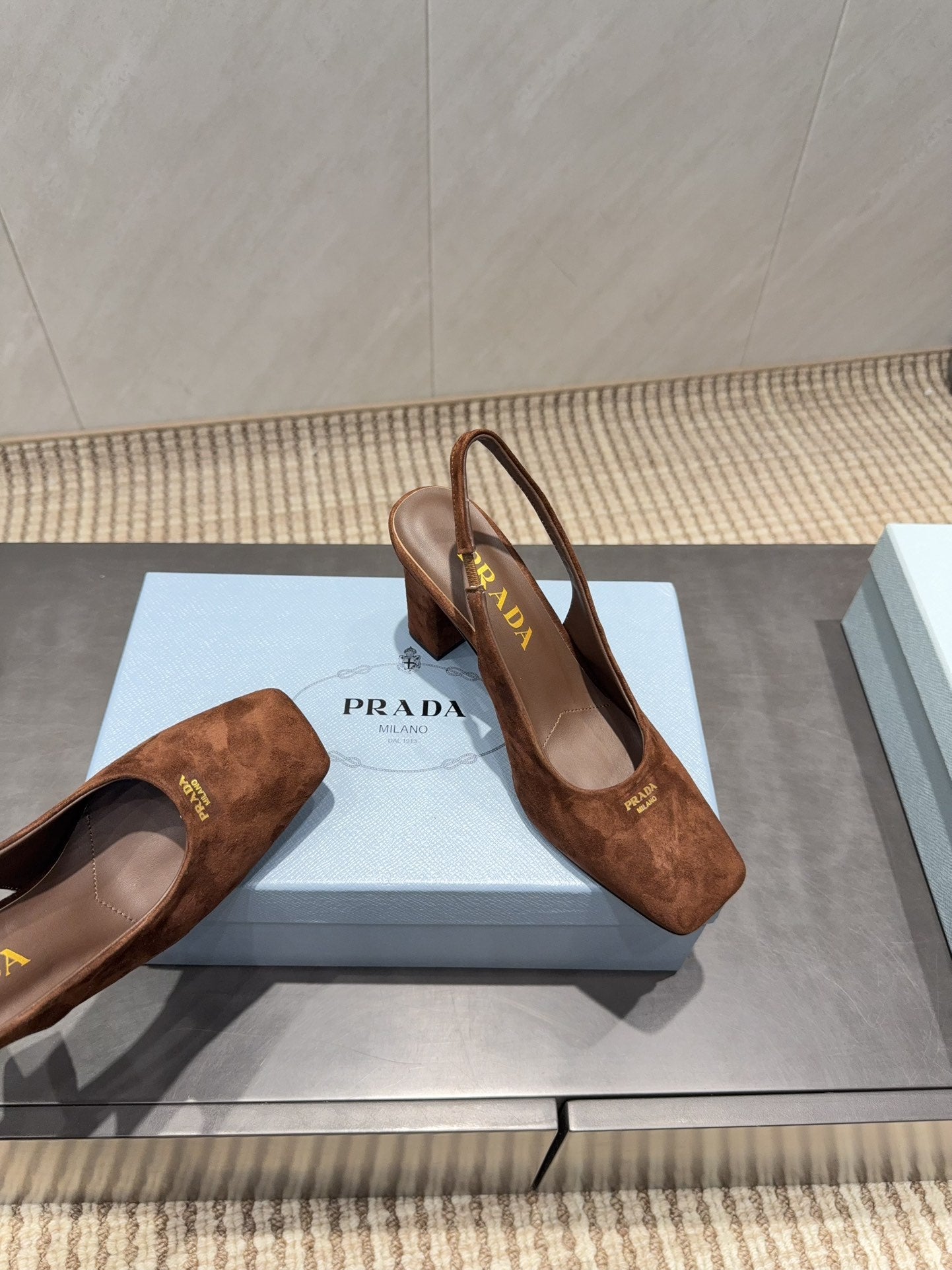 ТУФЛІ-СЛІНГБЕКИ PRADA 26S З КВАДРАТНИМ НОСОМ, НИЗЬКИМ КАБЛУКОМ 85 ММ, КОРИЧНЕВА ЗАМША КОЛЬОРУ КАРАМЕЛІ