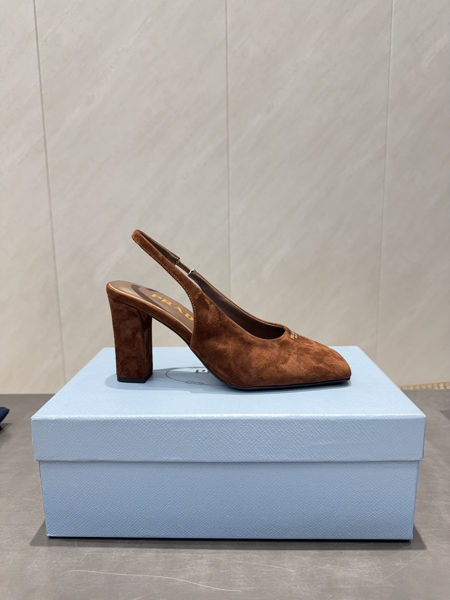 ТУФЛІ-СЛІНГБЕКИ PRADA 26S З КВАДРАТНИМ НОСОМ, НИЗЬКИМ КАБЛУКОМ 85 ММ, КОРИЧНЕВА ЗАМША КОЛЬОРУ КАРАМЕЛІ