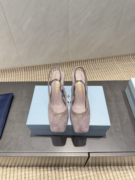 ТУФЛІ-СЛІНГБЕКИ PRADA 26S НА НИЗЬКИХ ПІДБОРАХ ІЗ КВАДРАТНИМ НОСОМ, 85 ММ, КОРИЧНЕВО-СІРА ЗАМША