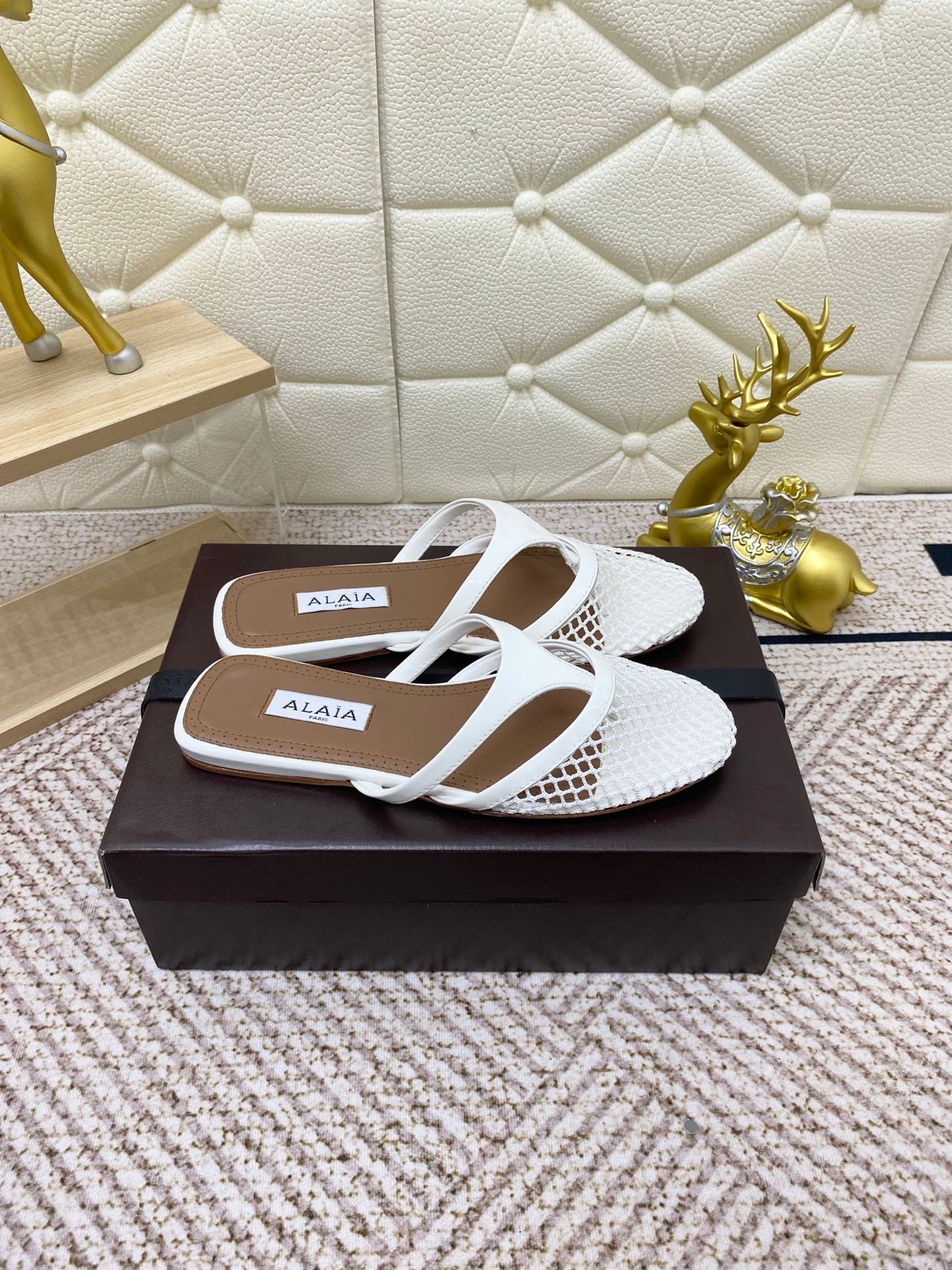 ALAIA BREATHABLE FLAT-TOE MULES 25S IN WHITE CALFSKIN - 35