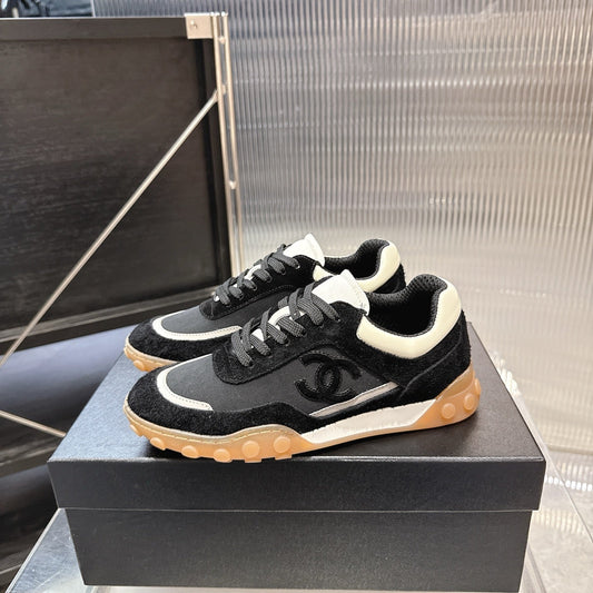 Кросівки CHANEL 26S LOW TOP з чорної замші та чорної тканини на гумовій підошві
