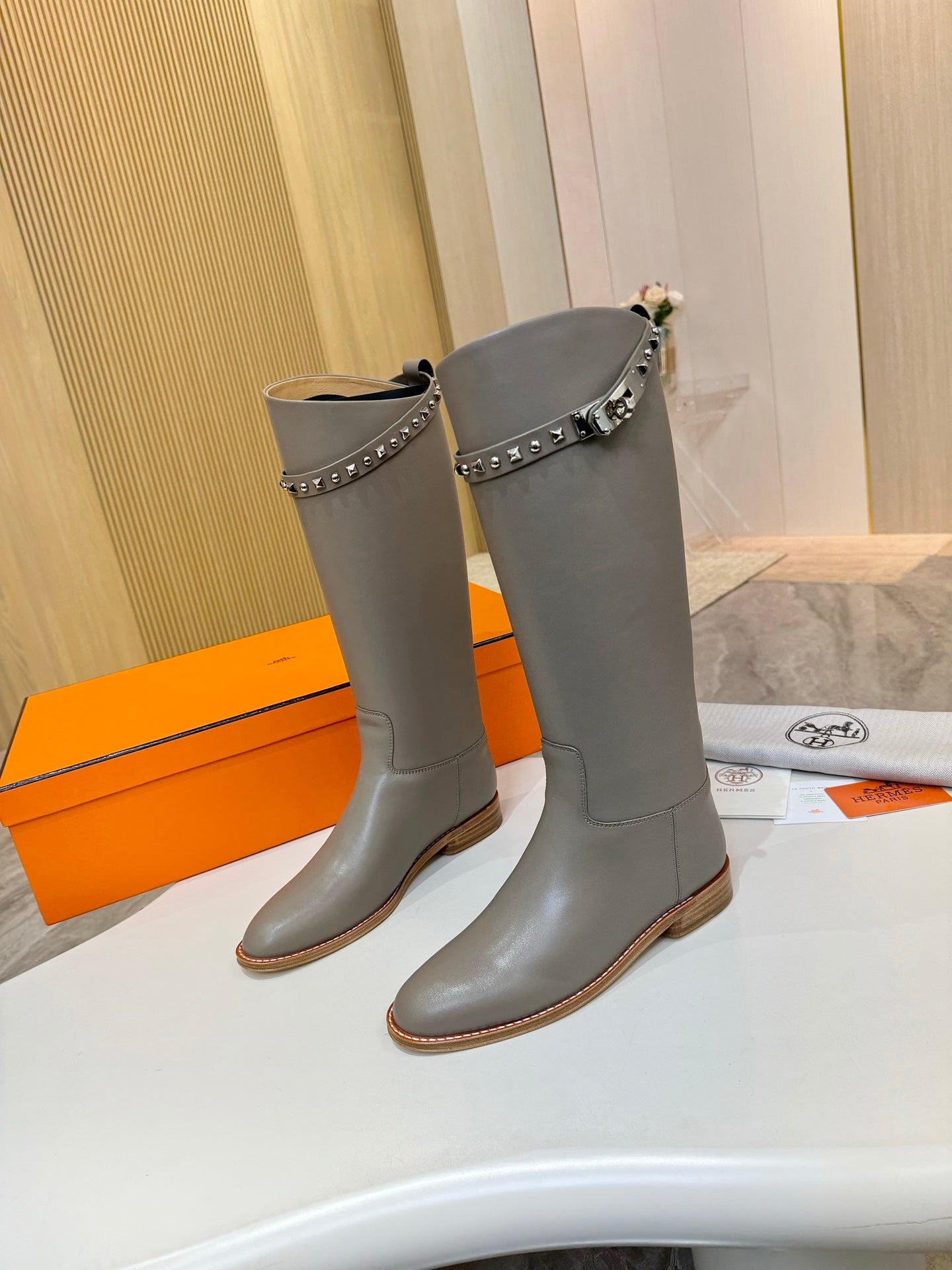 HM 25S KNEE-HIGH FLAT BOOTS IN GREY LAMBSKIN WITH SILVER HARDWARE - 34
