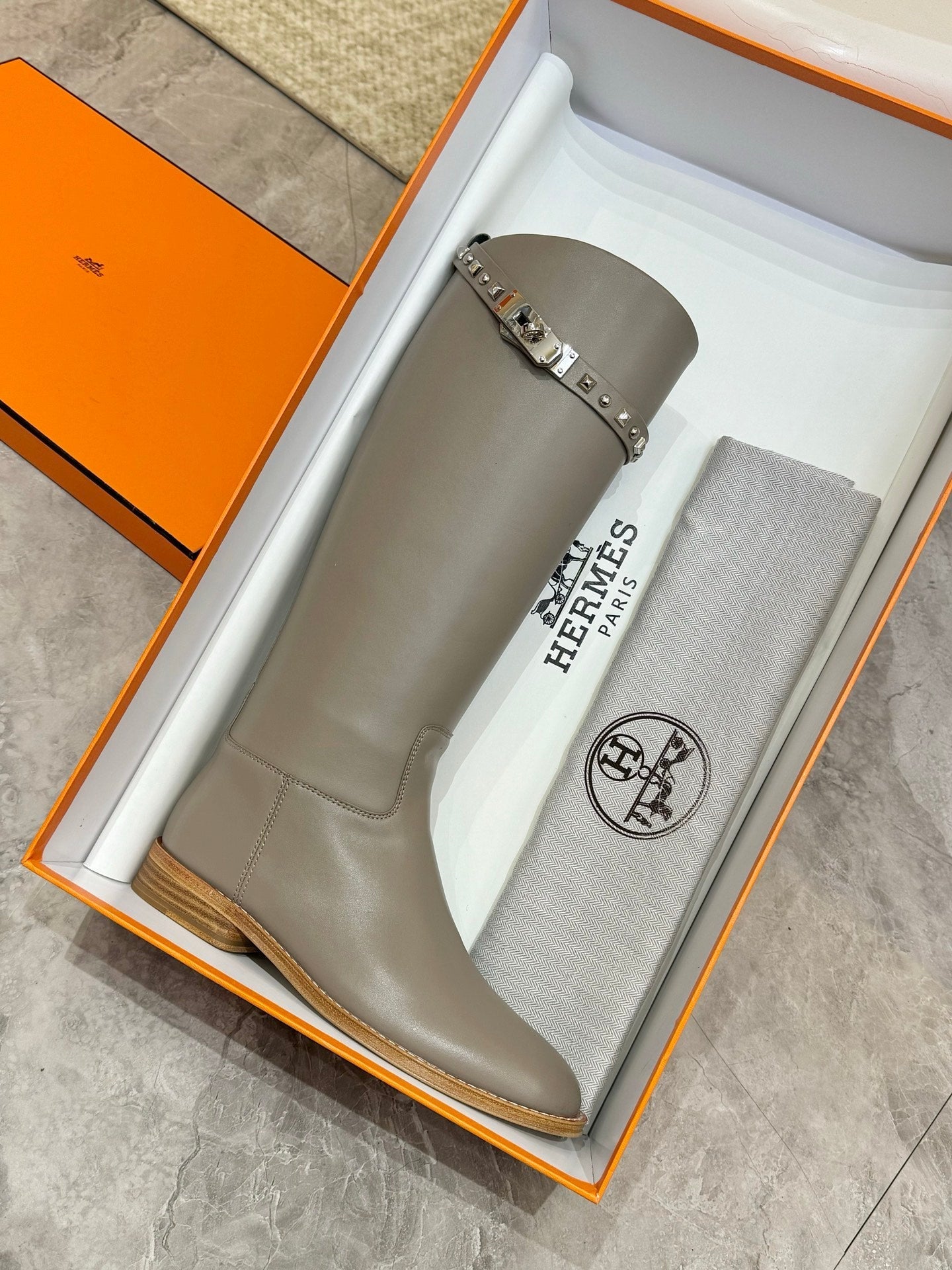 HM 25S KNEE-HIGH FLAT BOOTS IN GREY LAMBSKIN WITH SILVER HARDWARE - 34