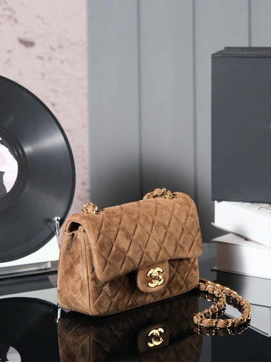 CHANEL 25S СУМКА-ФЛЕП 20 З КОРИЧНЕВОЇ ЗАМШІ З ЗОЛОТОЮ ФУРНІТУРОЮ